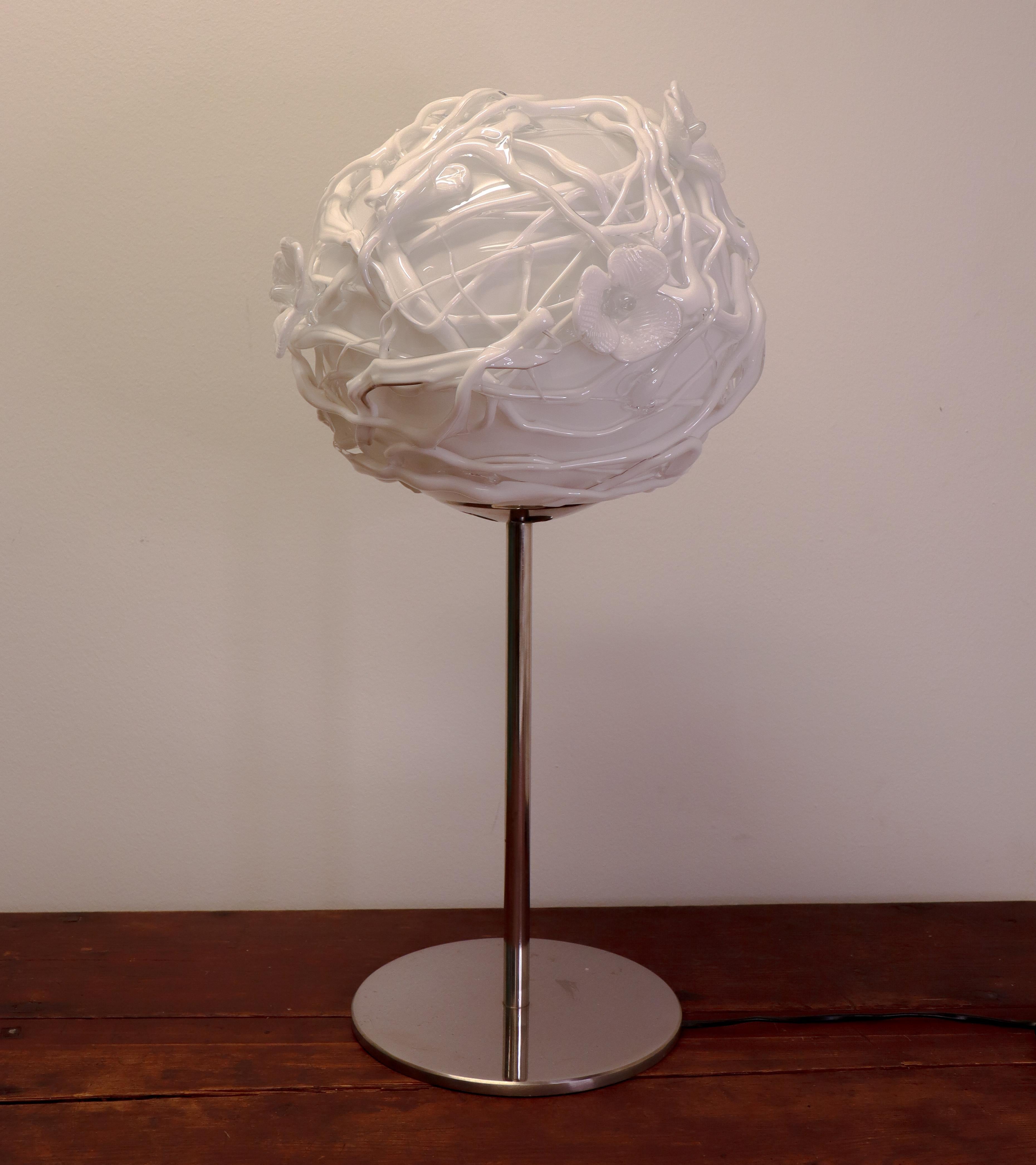 Grande lampe de table unique blanche - Verre d'art avec fleurs - Eva Darpö Excellent état - En vente à Stockholm, SE