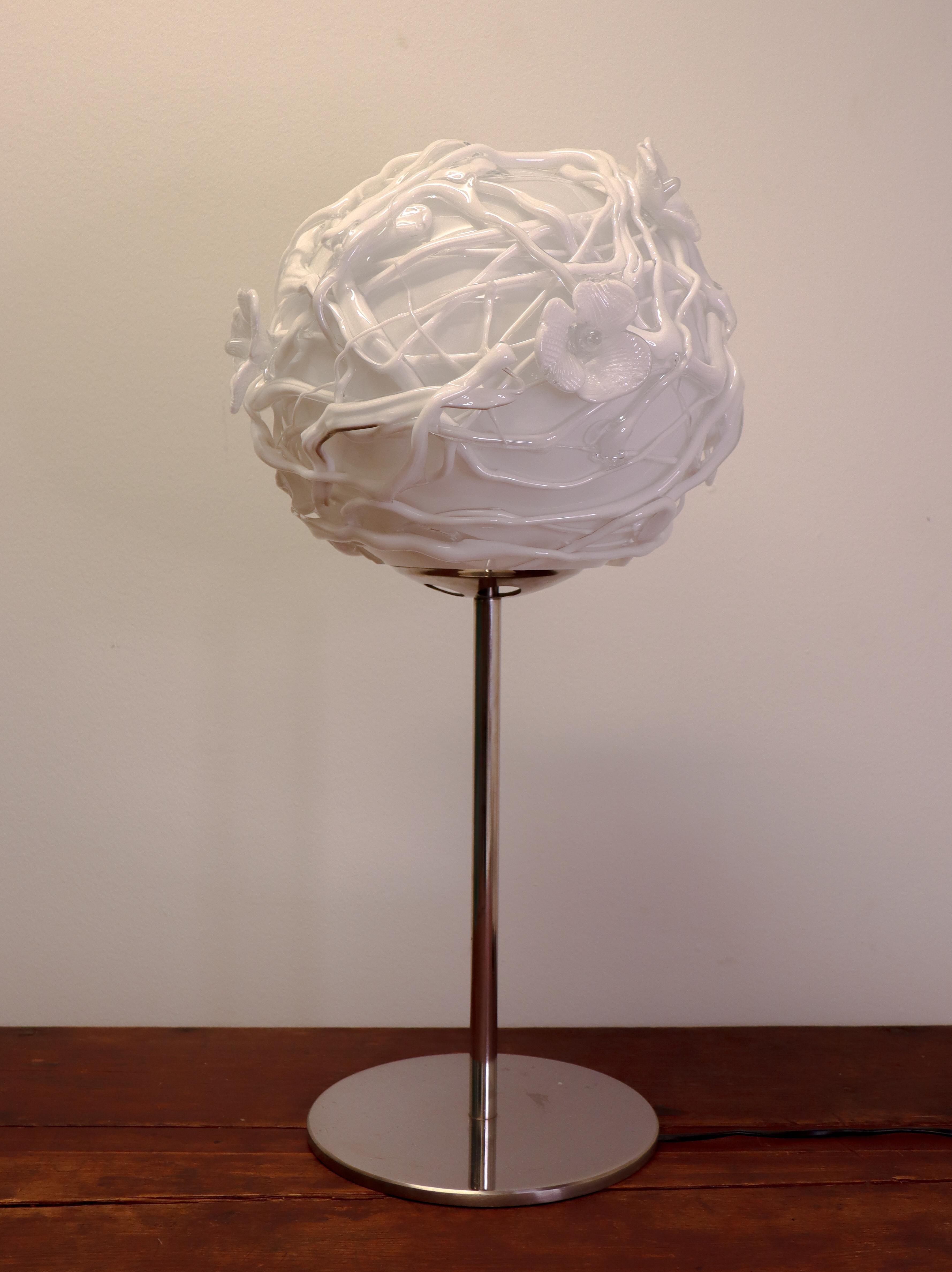Fin du 20e siècle Grande lampe de table unique blanche - Verre d'art avec fleurs - Eva Darpö en vente