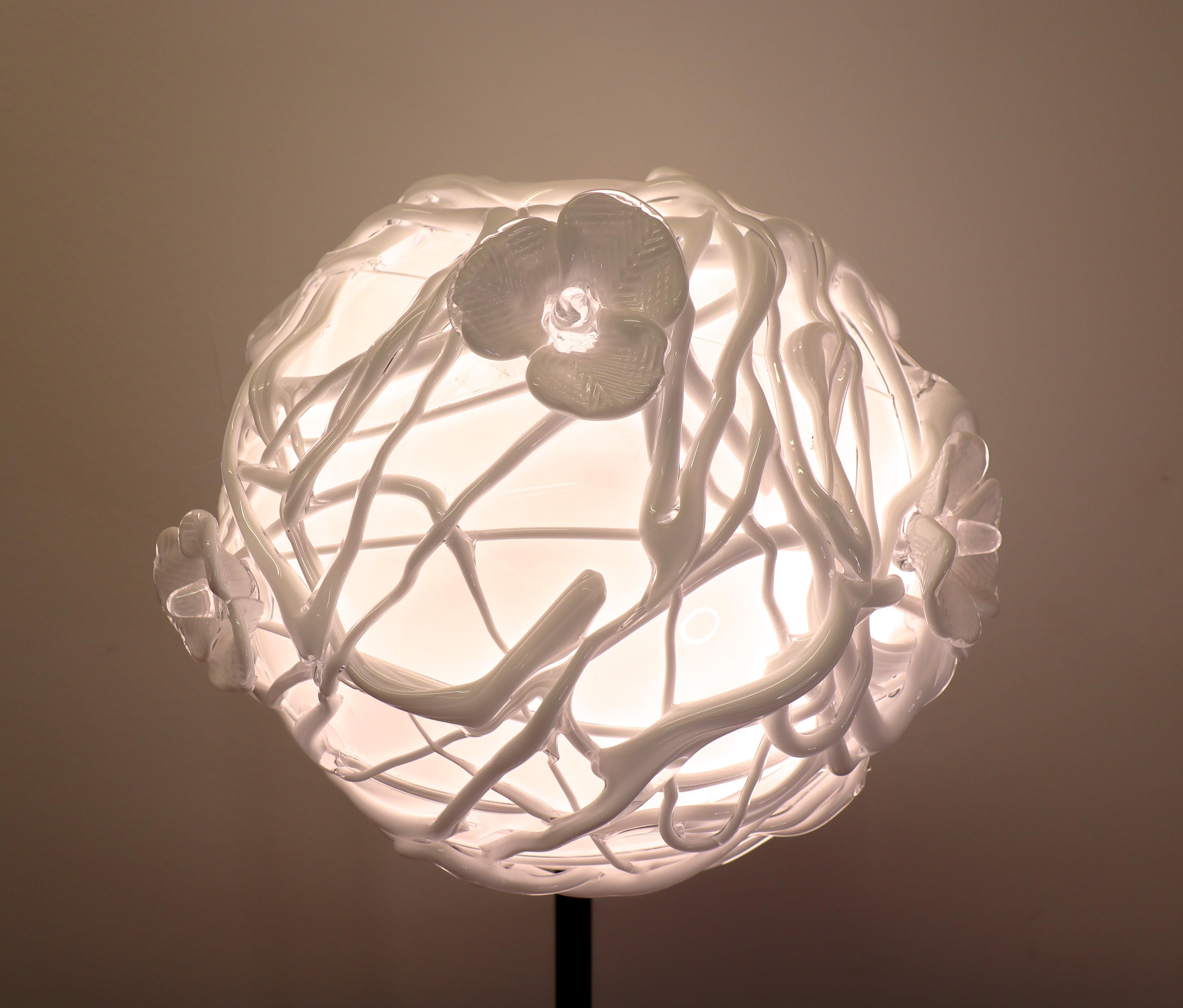 Grande lampe de table unique blanche - Verre d'art avec fleurs - Eva Darpö en vente 1