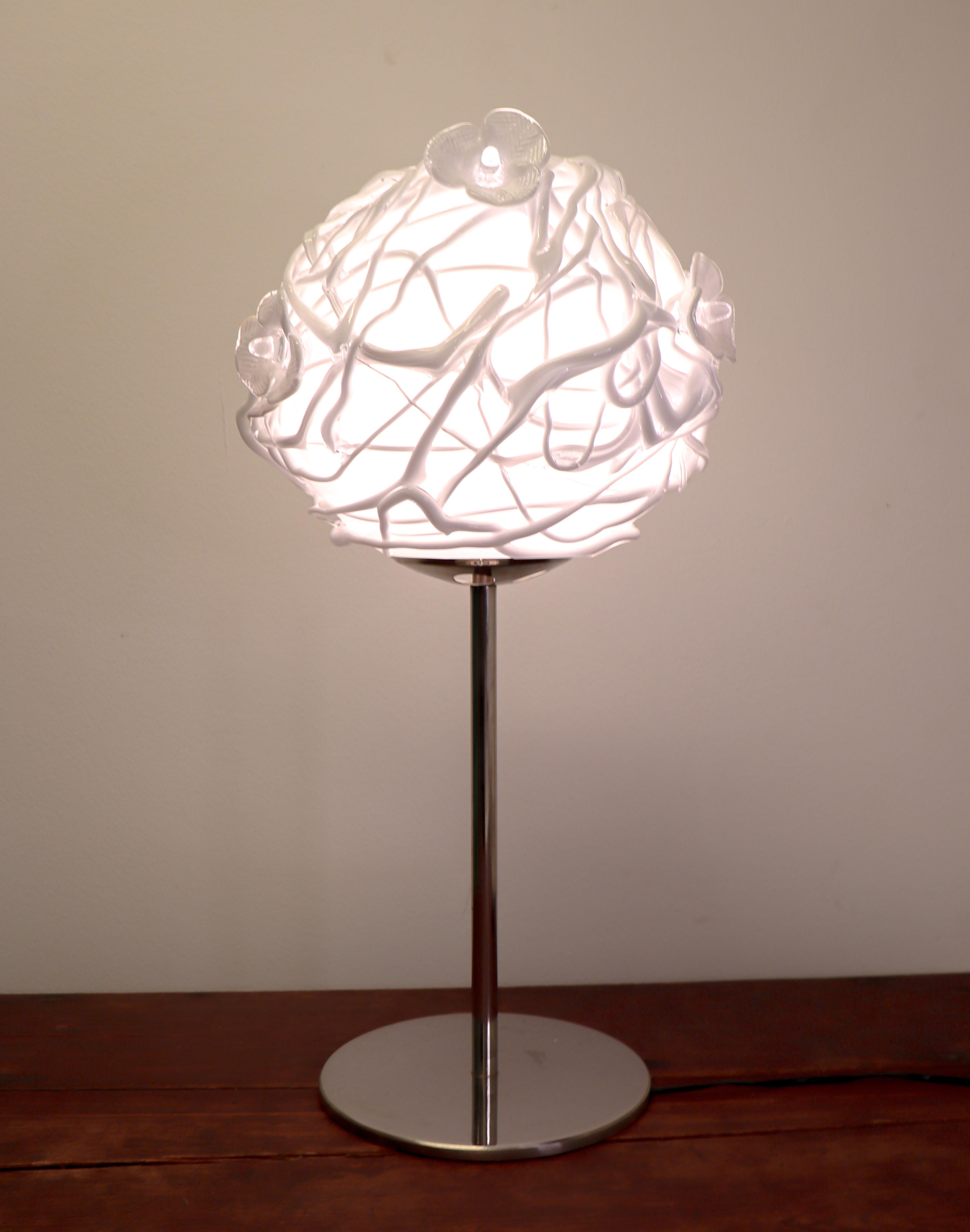 Grande lampe de table unique blanche - Verre d'art avec fleurs - Eva Darpö en vente 2