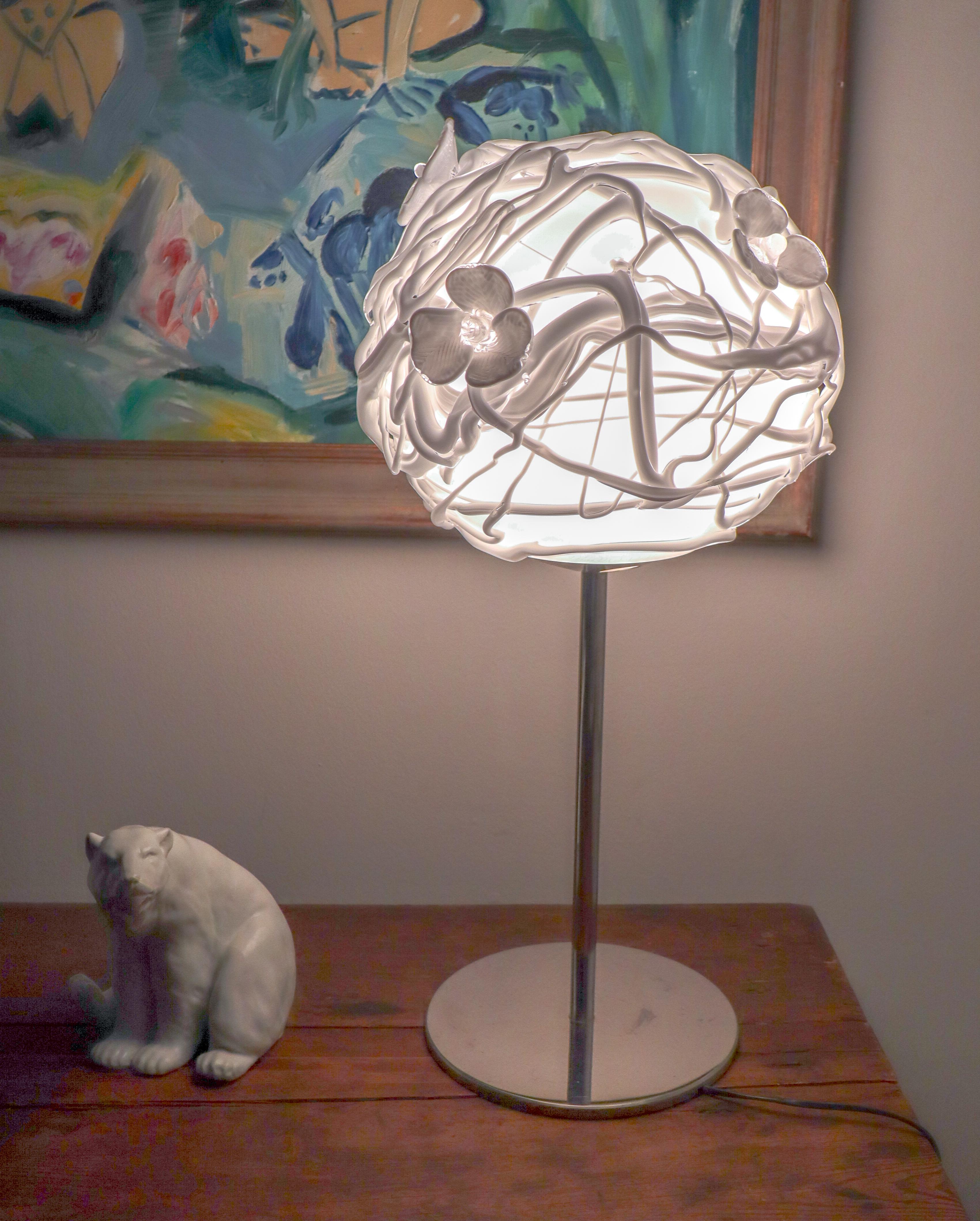 Grande lampe de table unique blanche - Verre d'art avec fleurs - Eva Darpö en vente 3