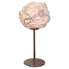 Lámpara de mesa blanca grande y única - Vidrio artístico con flores - Eva Darpö