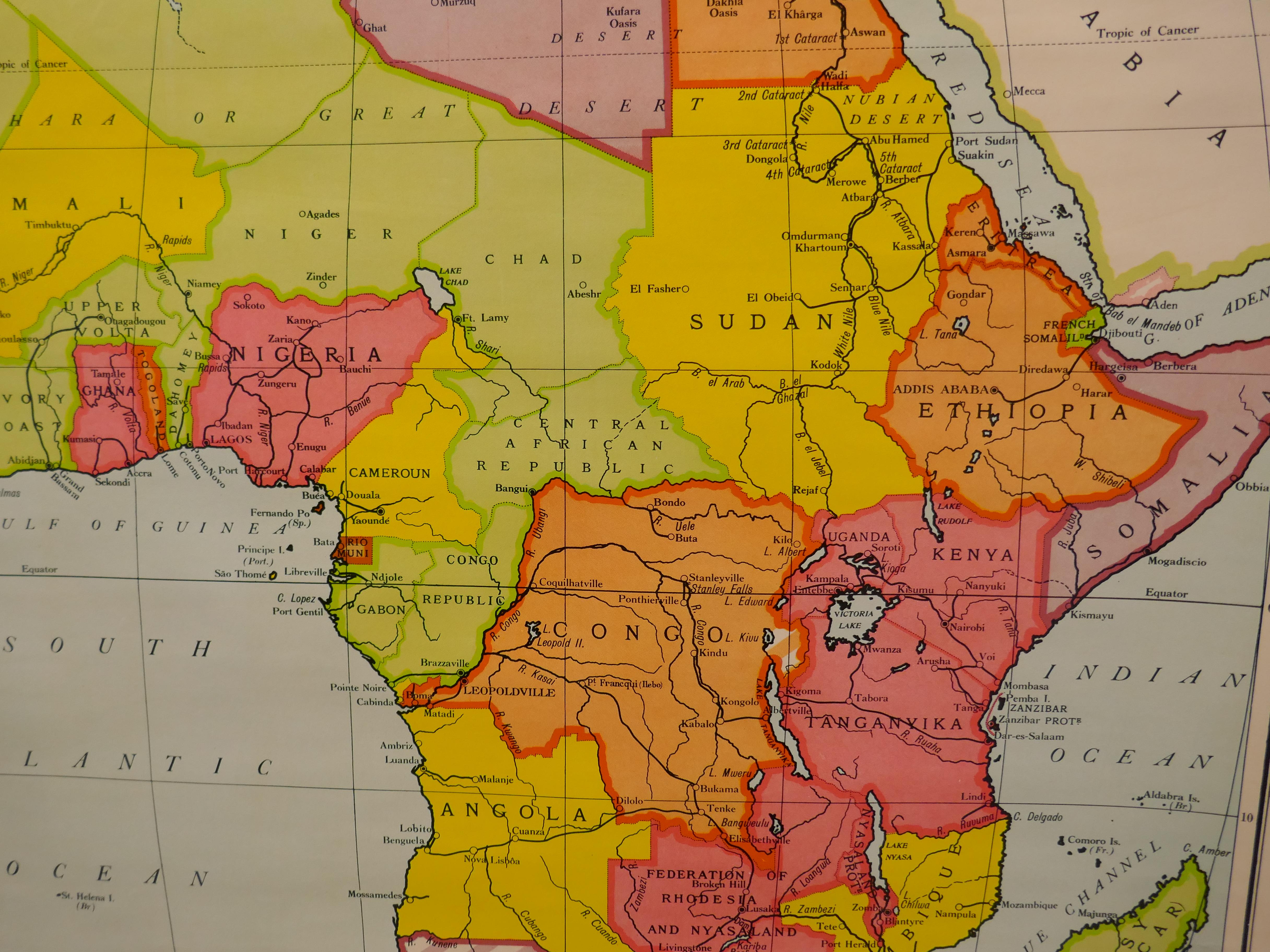 Tableau physique d'une grande carte de l'université d'Afrique par Bacon Bon état - En vente à Chillerton, Isle of Wight