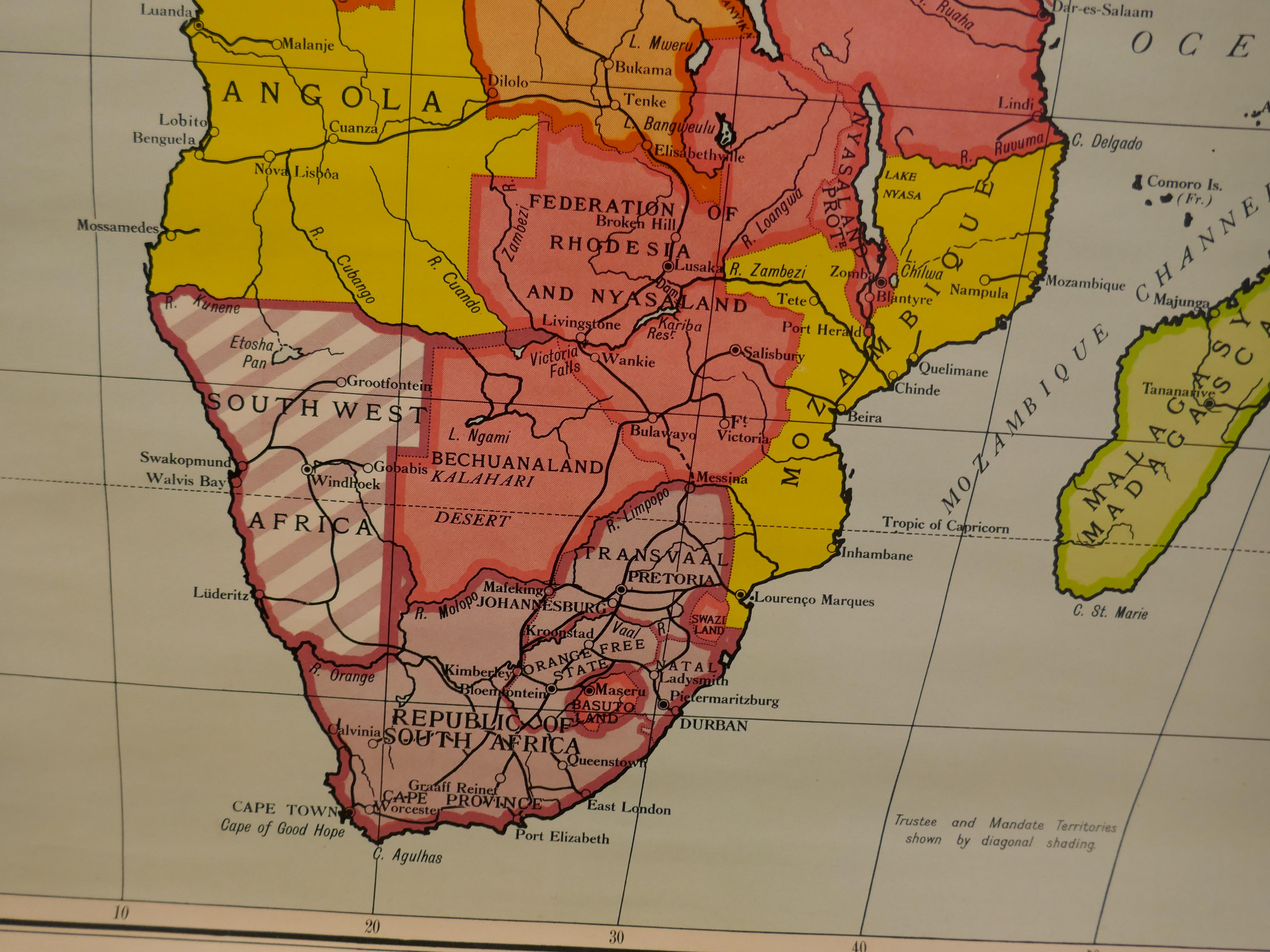 20ième siècle Tableau physique d'une grande carte de l'université d'Afrique par Bacon en vente