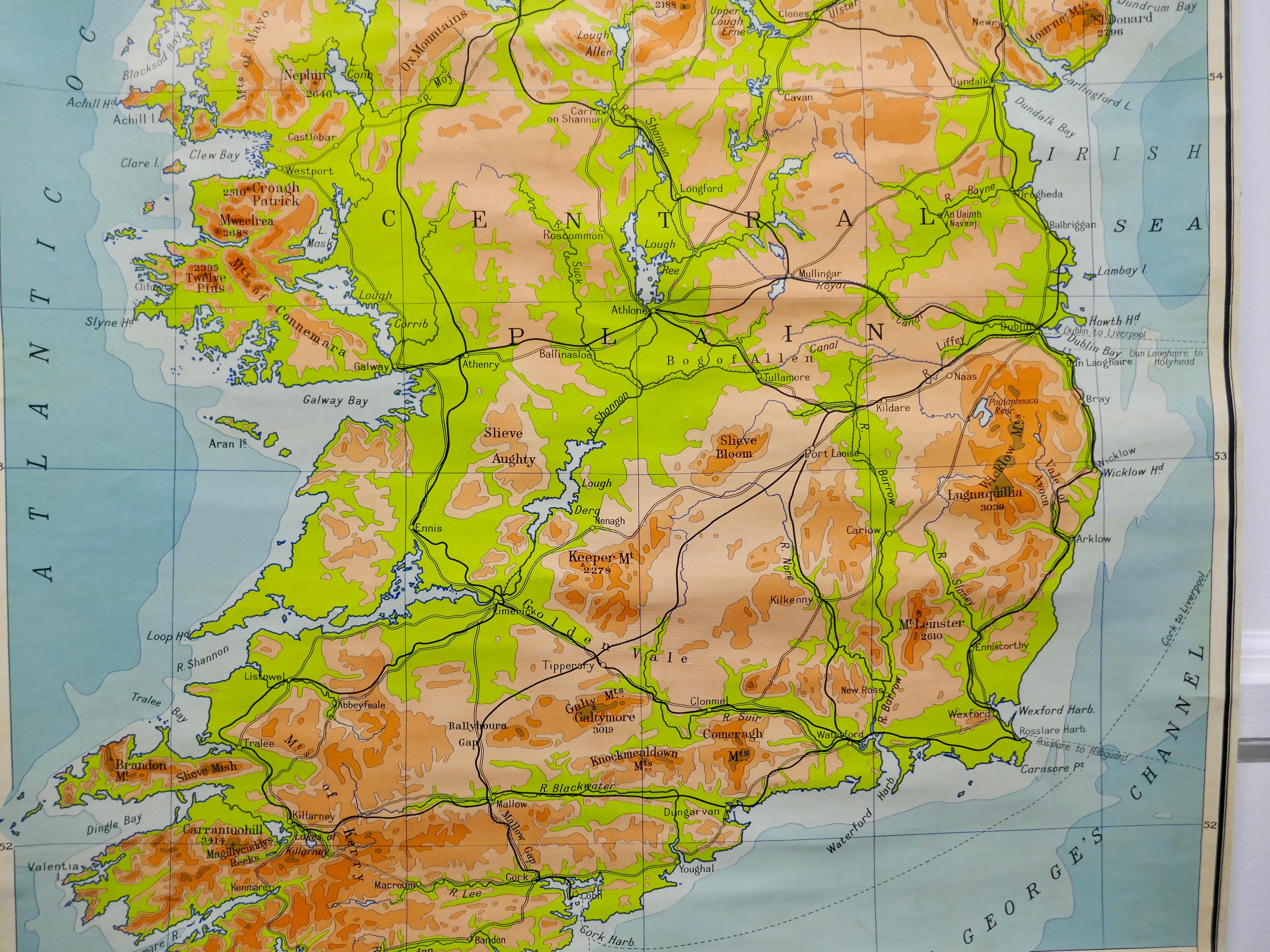 20ième siècle Tableau physique d'une carte de l'université d'Irlande par Bacon