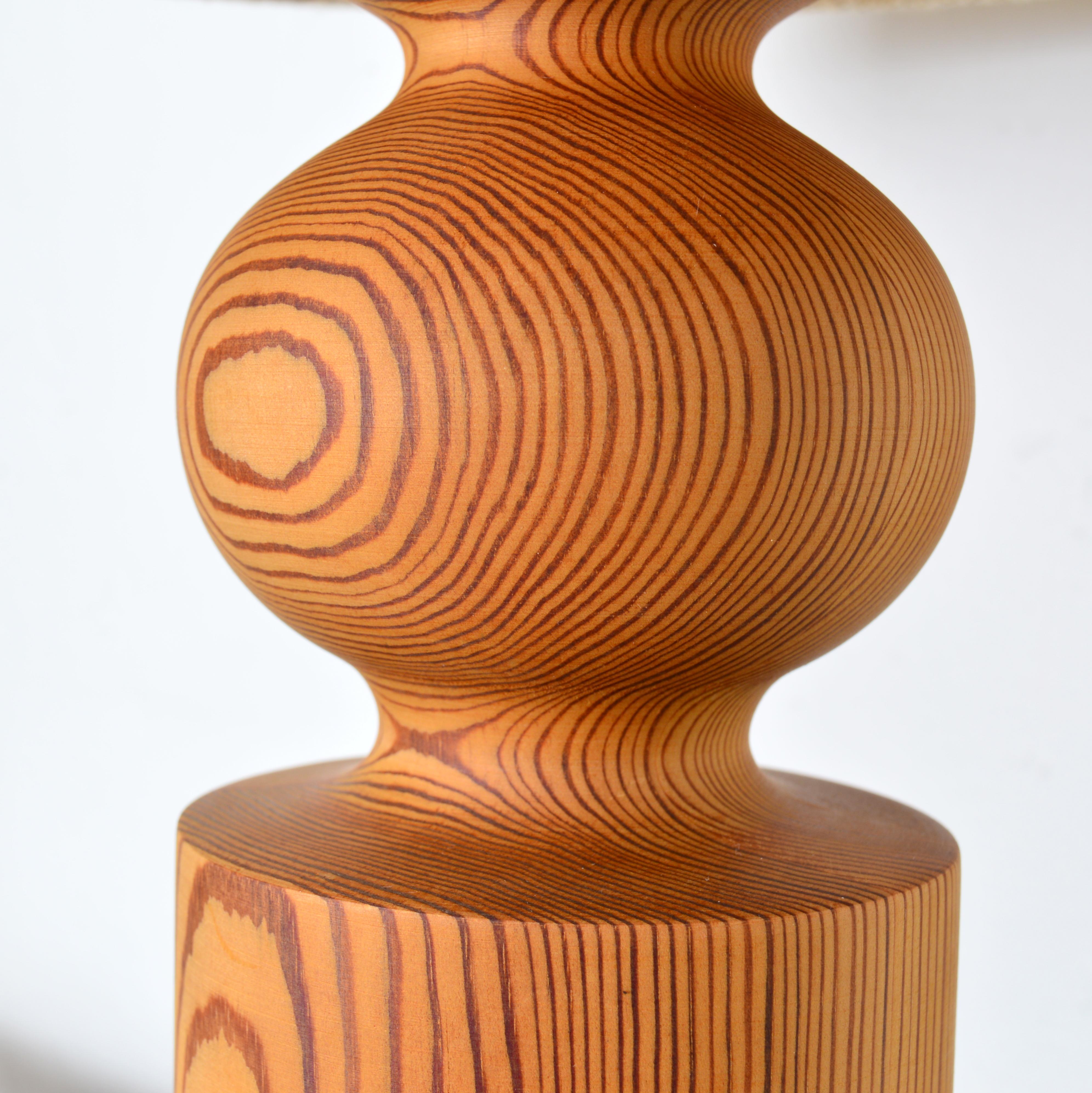 Grande lampada da tavolo Uno Kristiansson, pino massiccio tornito, Luxus Svezia, anni '60 5