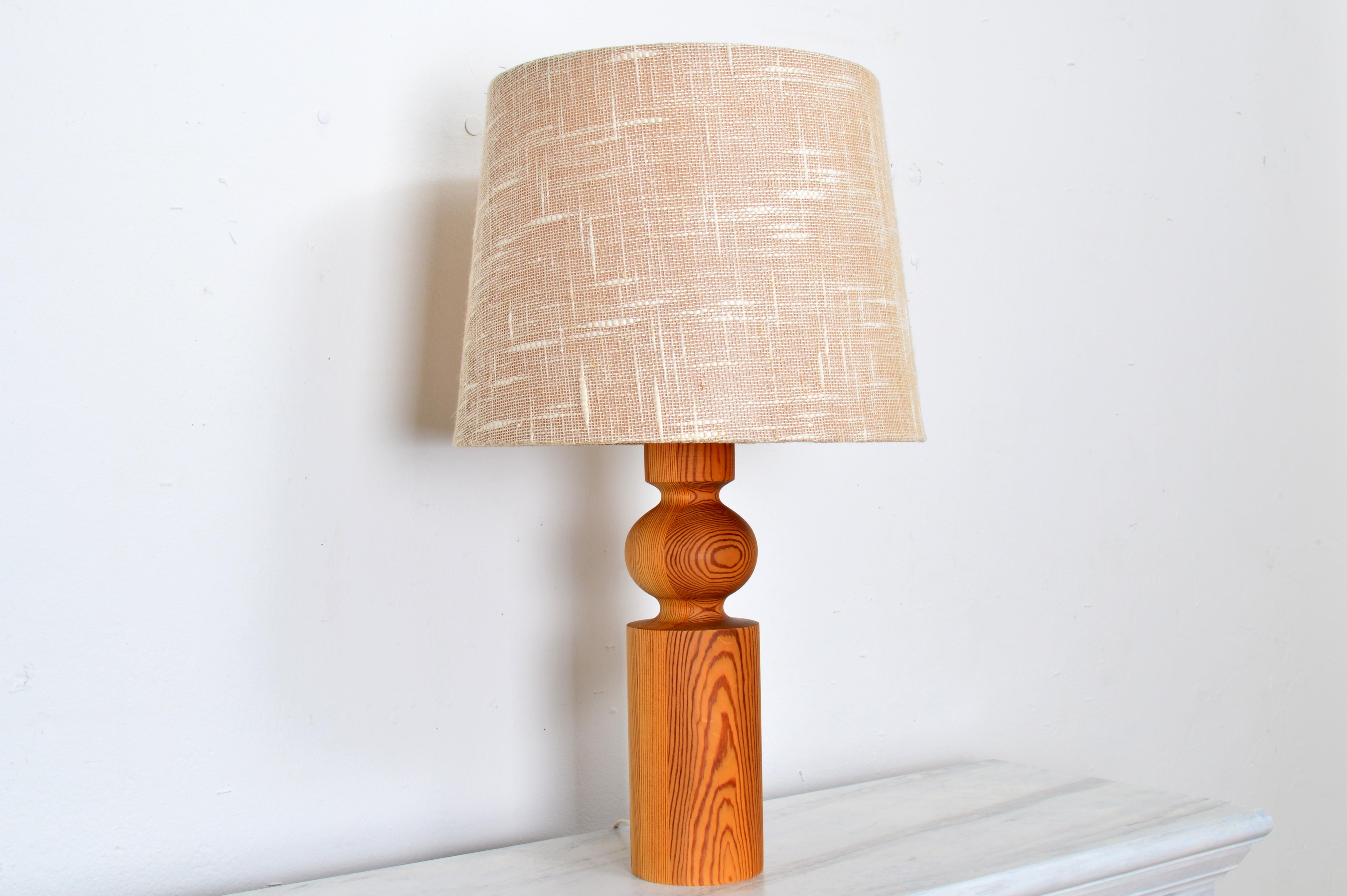Mid-Century moderno Grande lampada da tavolo Uno Kristiansson, pino massiccio tornito, Luxus Svezia, anni '60