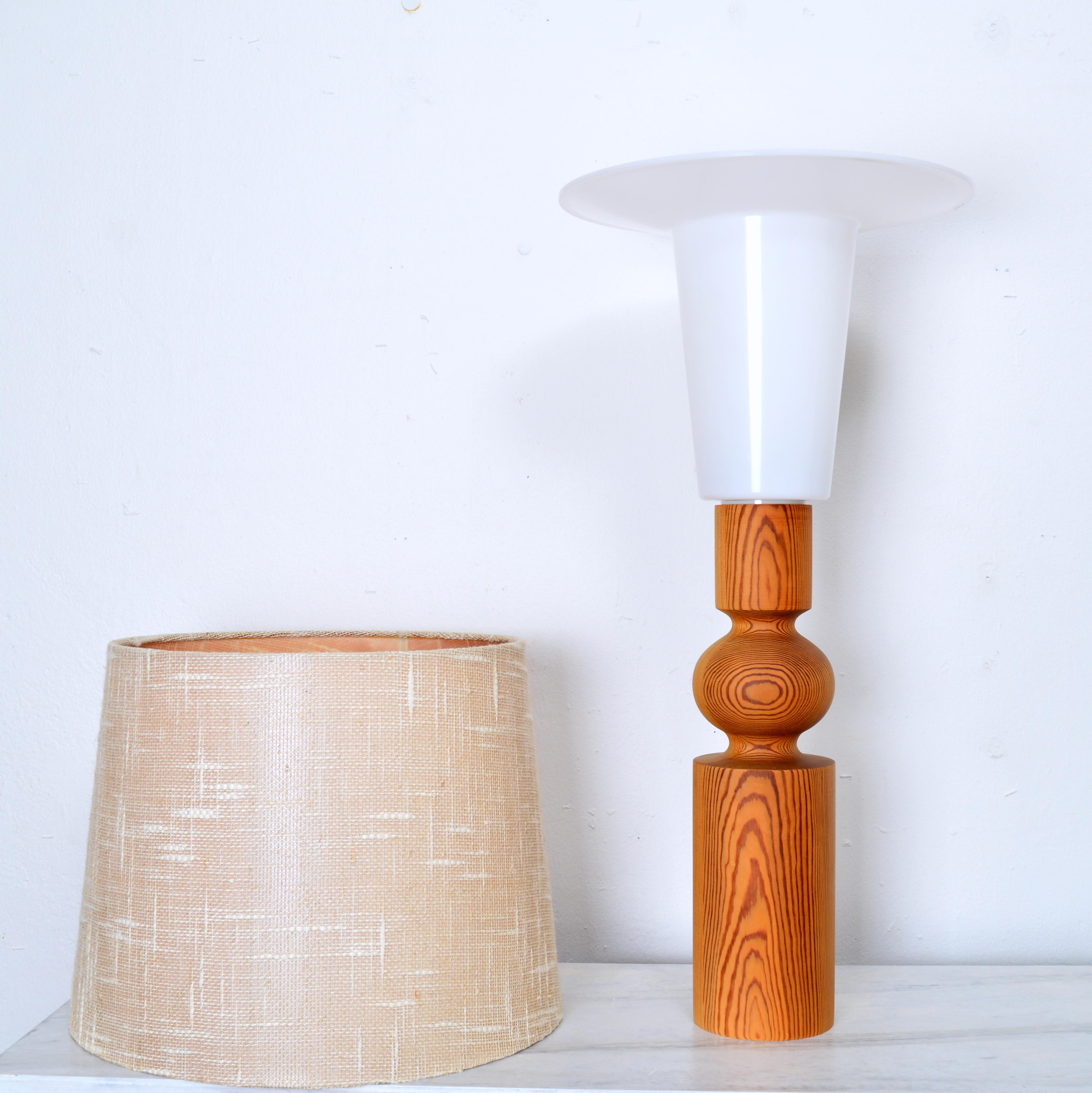 Svedese Grande lampada da tavolo Uno Kristiansson, pino massiccio tornito, Luxus Svezia, anni '60