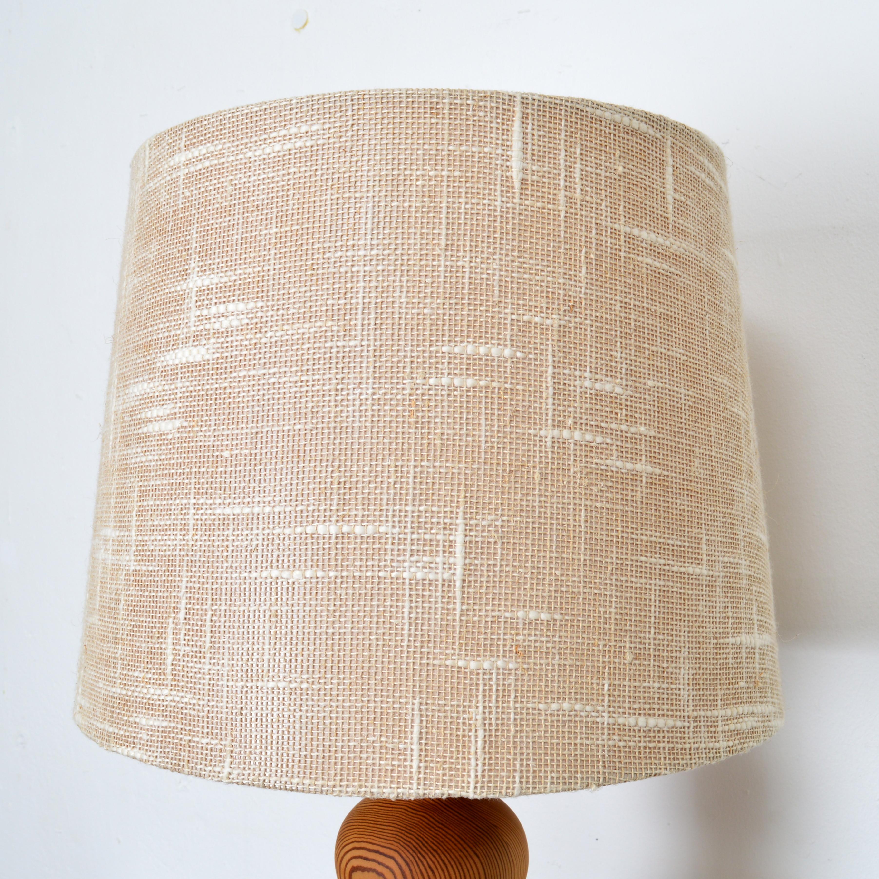 Grande lampada da tavolo Uno Kristiansson, pino massiccio tornito, Luxus Svezia, anni '60 2