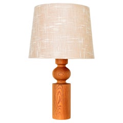 Grande lampada da tavolo Uno Kristiansson, pino massiccio tornito, Luxus Svezia, anni '60