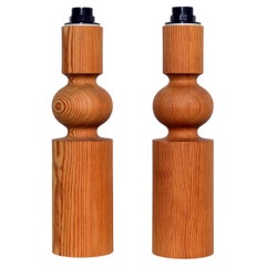 Lámparas de mesa Uno Kristiansson grandes, pino macizo torneado, Luxus Suecia, años 60