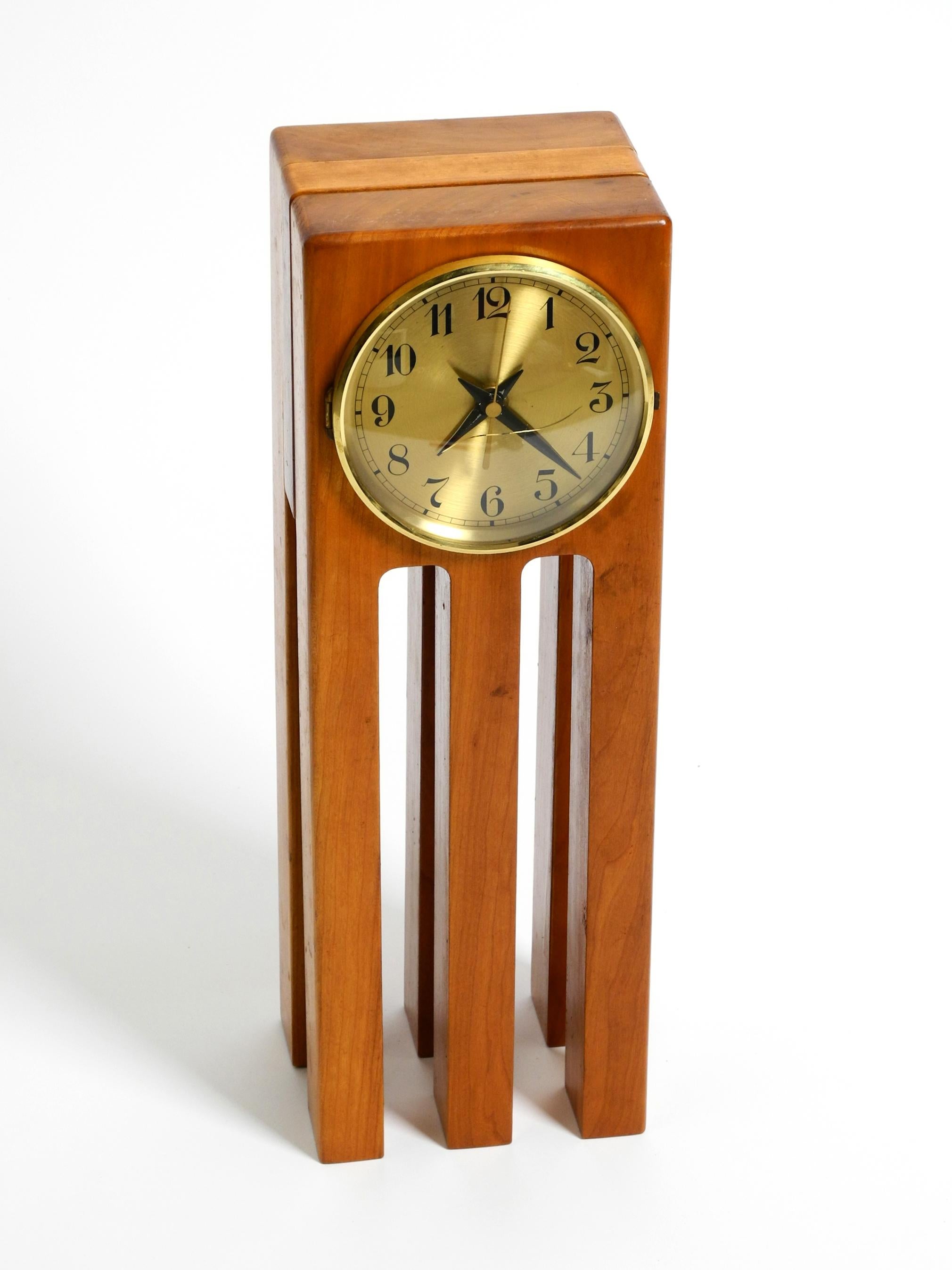 Postmoderne Grande et inhabituelle horloge de table postmoderne des années 1980 en bois de cerisier en vente