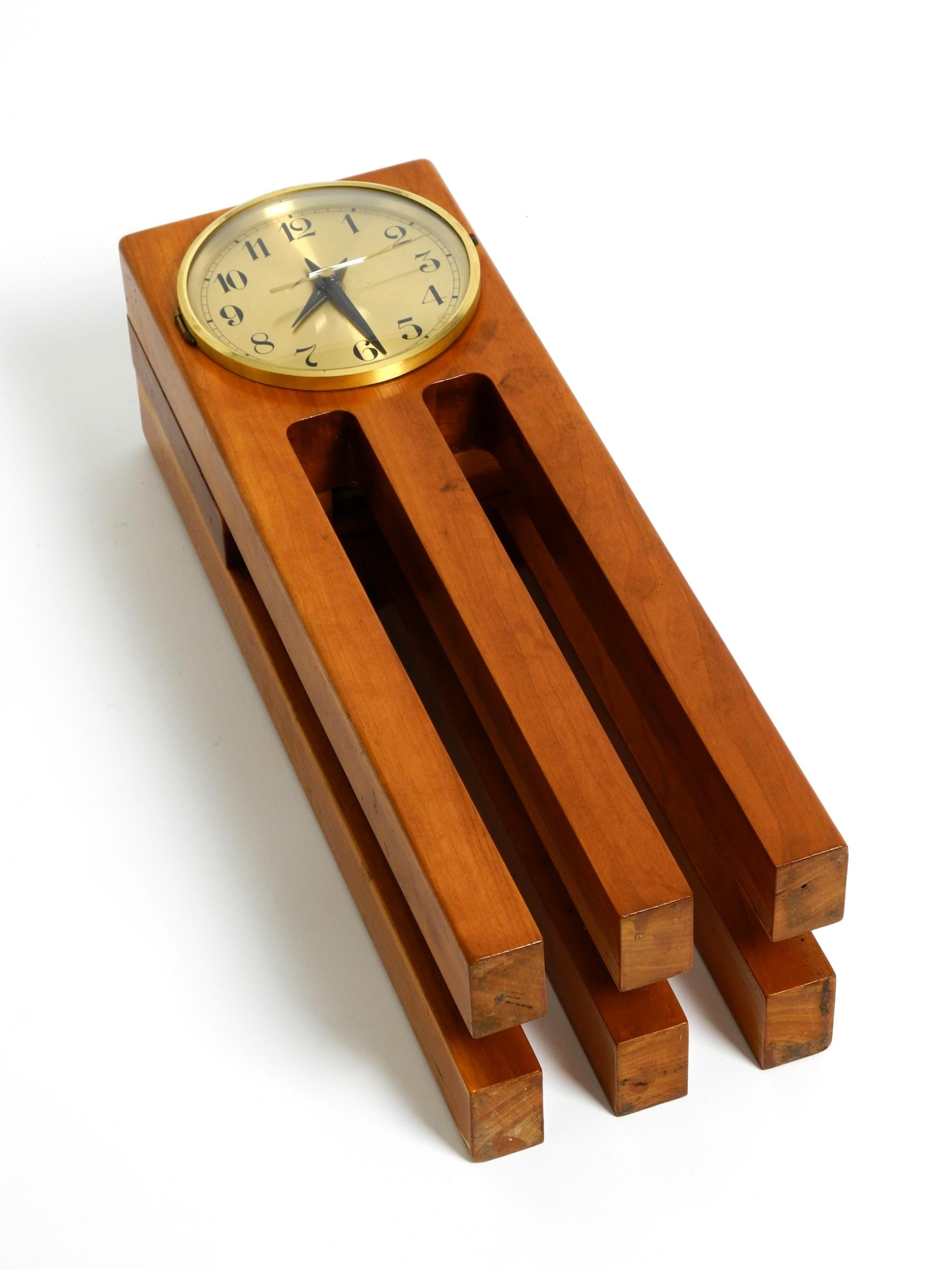 Laiton Grande et inhabituelle horloge de table postmoderne des années 1980 en bois de cerisier en vente