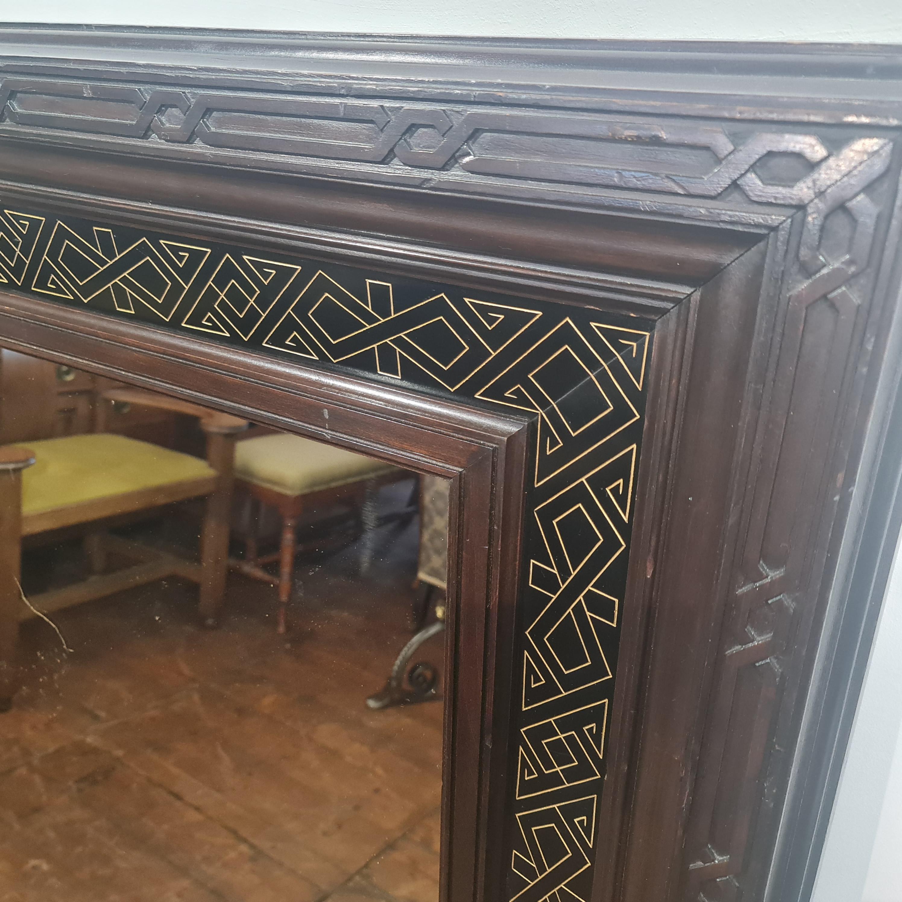 Ungewöhnlicher großer ebonisierter Spiegel oder Mantel der Ästhetischen Bewegung aus der Zeit um 1880 mit stilisiertem geometrischem, vergoldetem Ritzdekor.