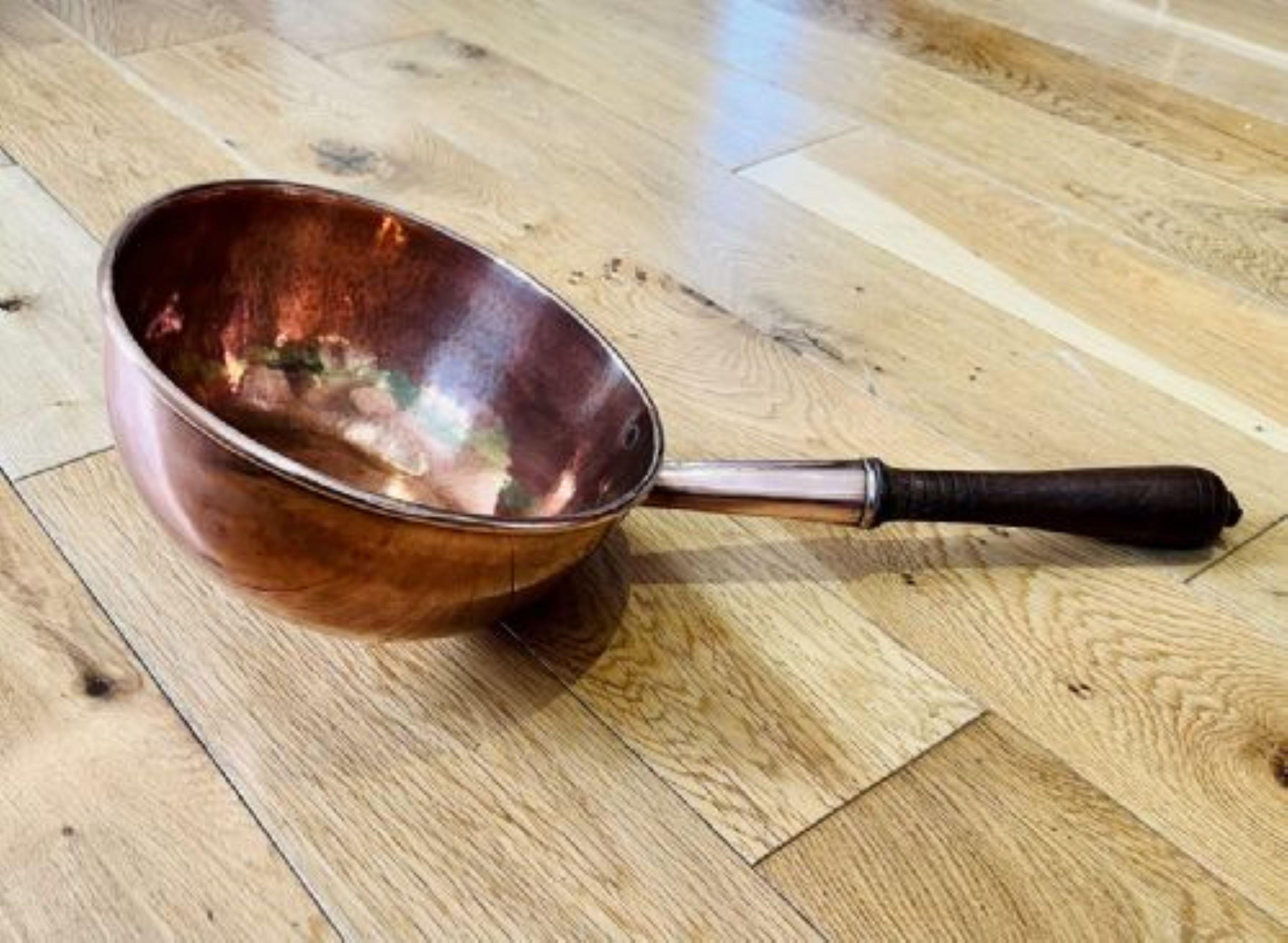 Large unusual antique quality George III copper pan  In Good Condition For Sale In Ipswich, GB
