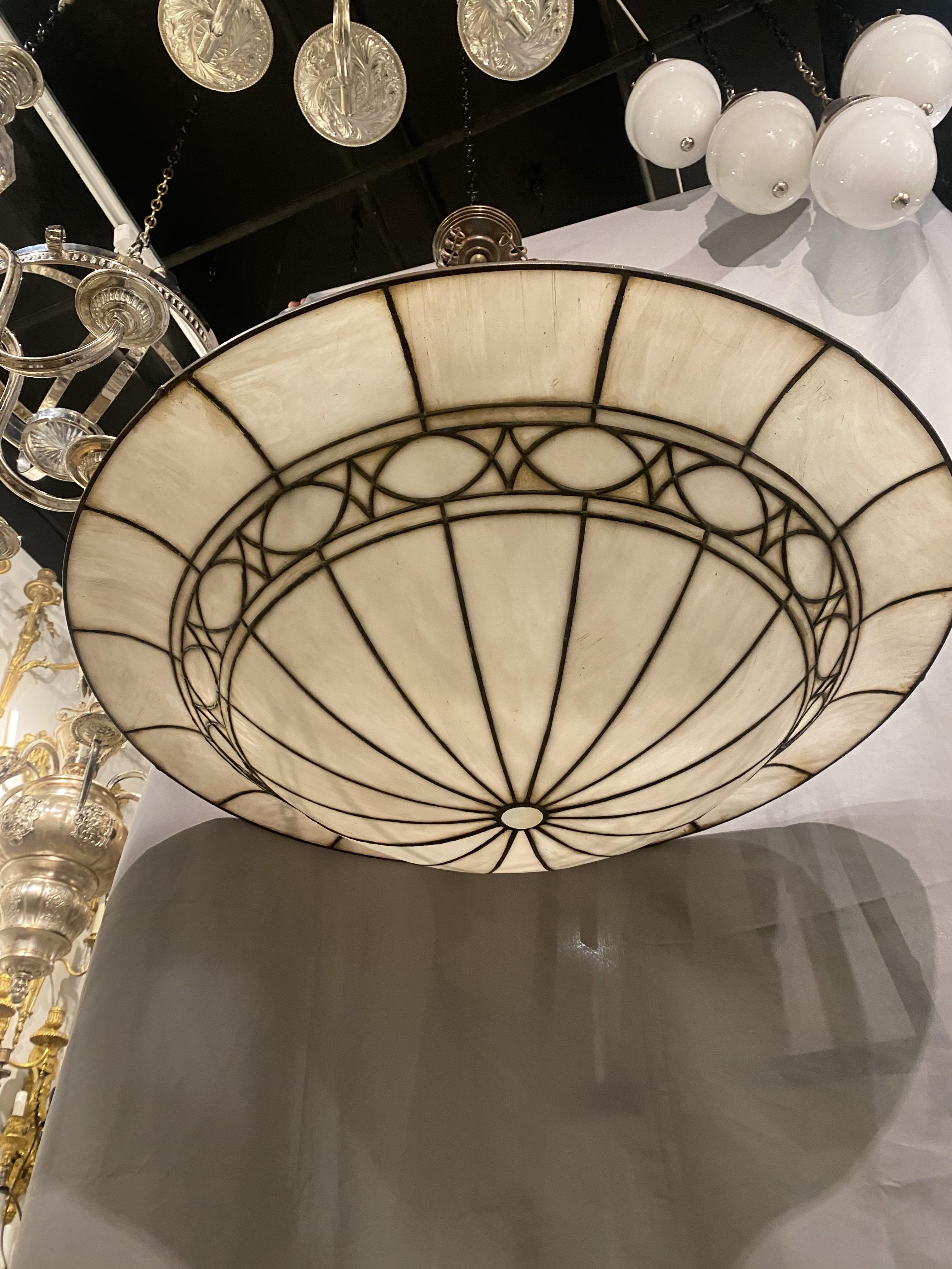 Un grand luminaire en verre au plomb de forme inhabituelle datant des années 1920 avec (8 lumières intérieures).