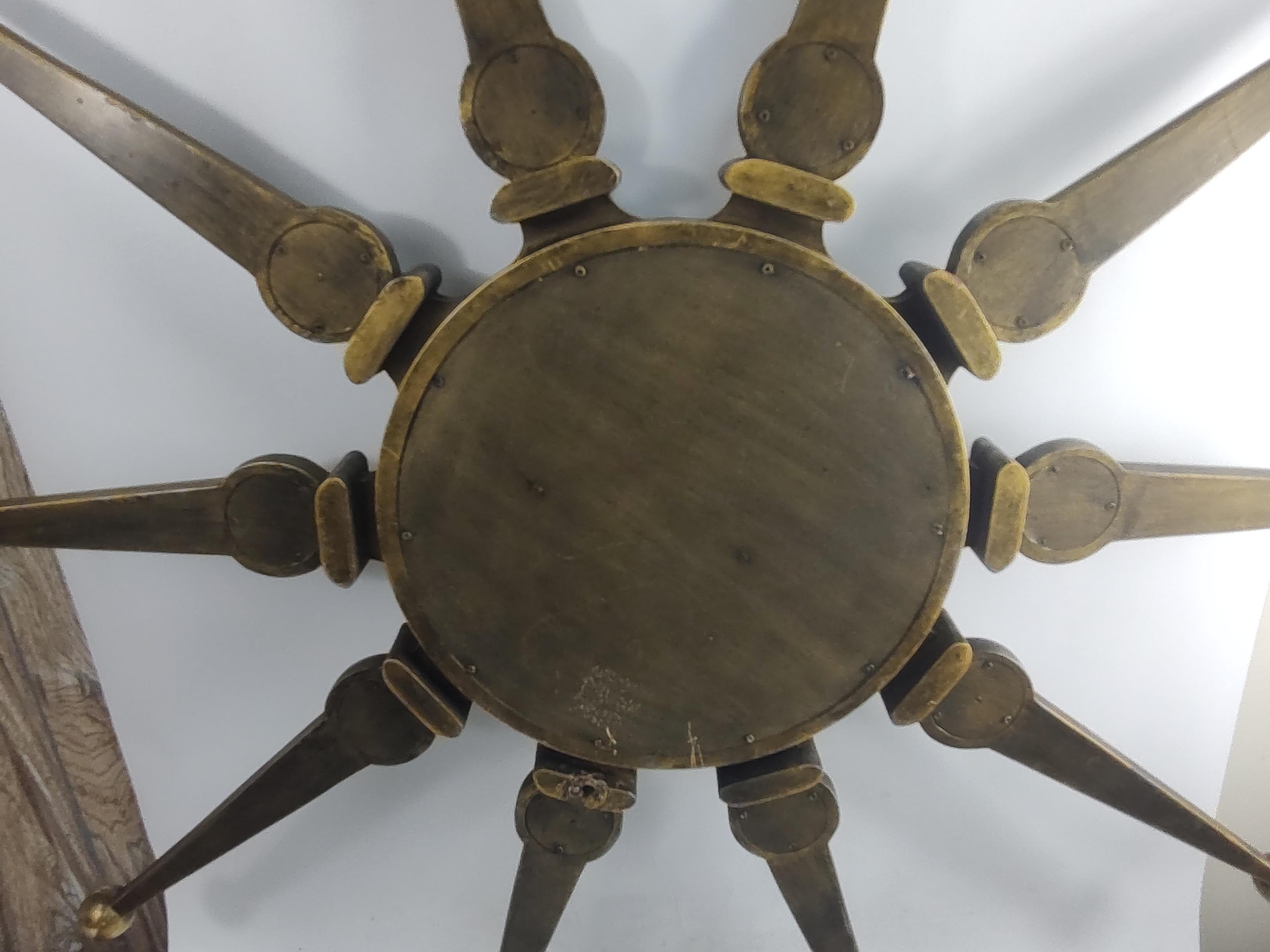 Miroir Grand miroir Sunburst insolite en bois doré du milieu du siècle dernier en vente