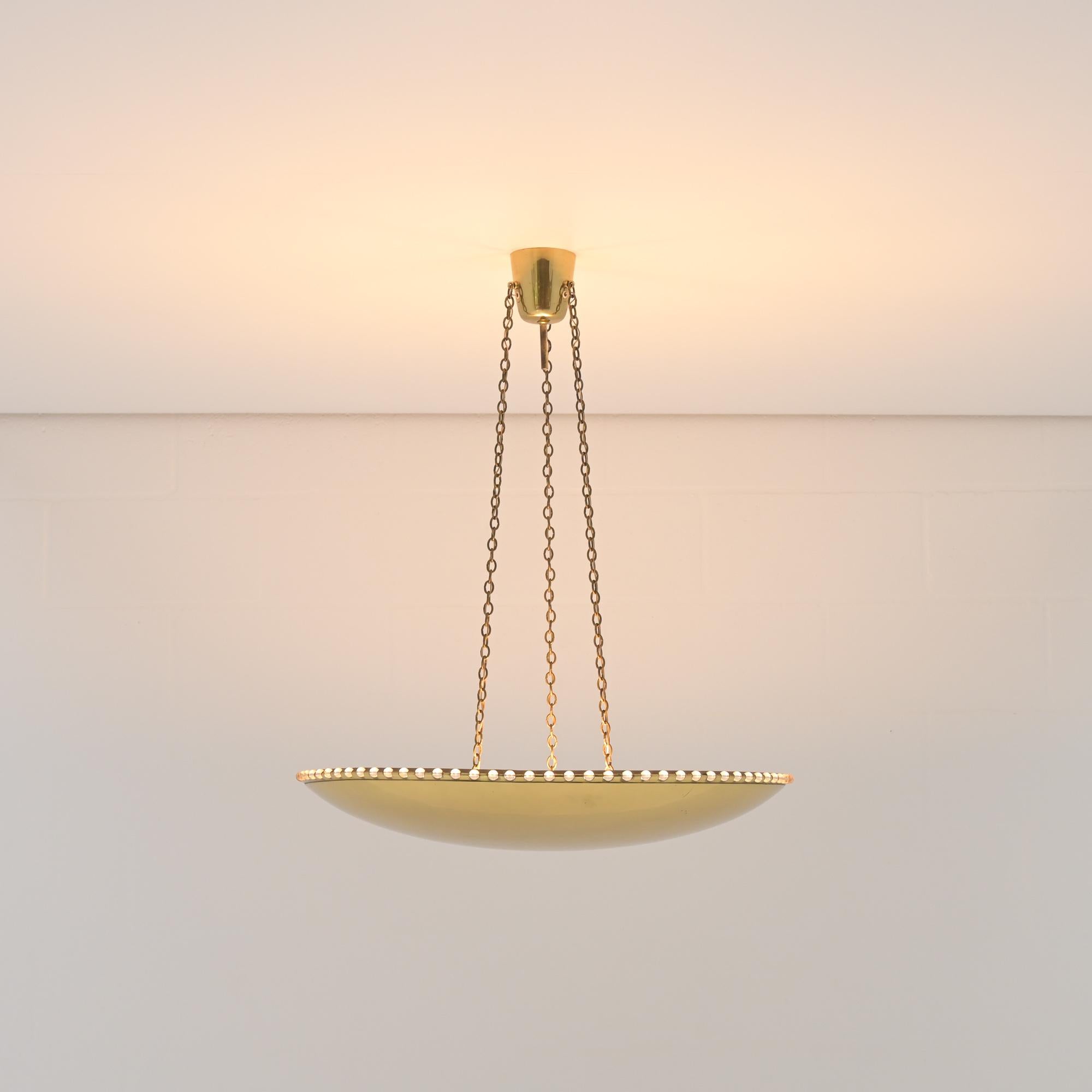 Questo raro lampadario o lampada a sospensione è stato progettato da Kalmar Leuchten in Austria. Un pezzo vintage originale della metà del secolo scorso, prodotto negli anni '1950.

Si tratta di una ciotola in ottone con perline di vetro tagliate e