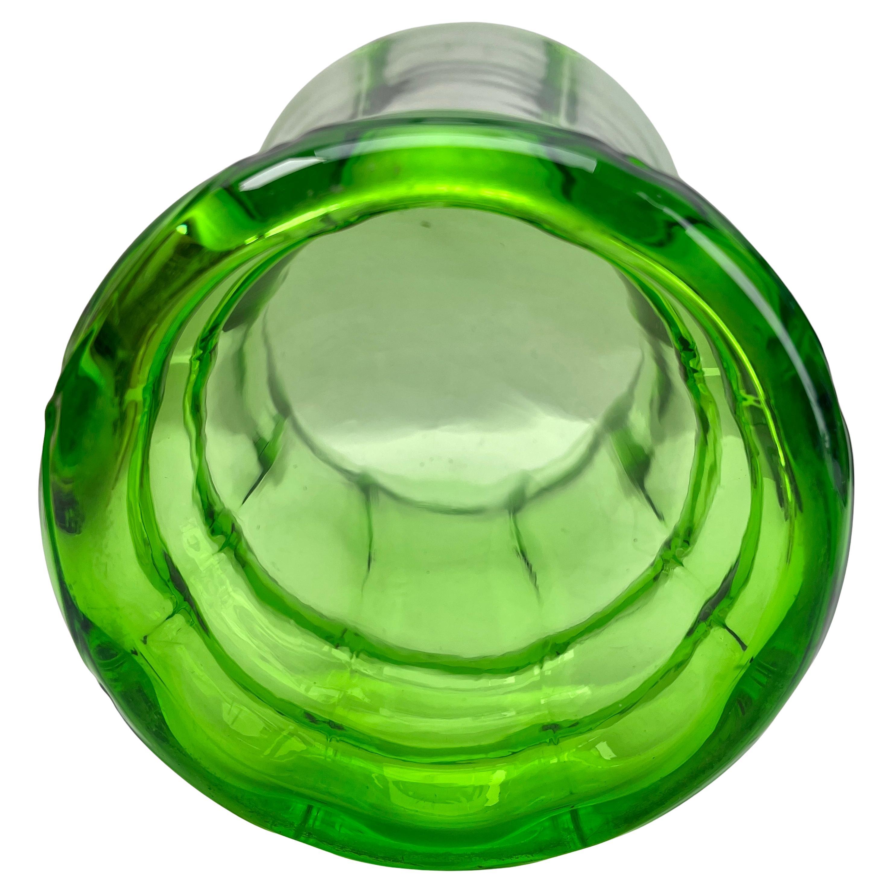 El cristal de uranio se ha convertido en una pieza de coleccionista a lo largo de los años

El uranio se añadió por el efecto fluorescente que creaba. Pronto se hizo increíblemente popular y empezó a fabricarse en toda Europa y Norteamérica. 
Sutil
