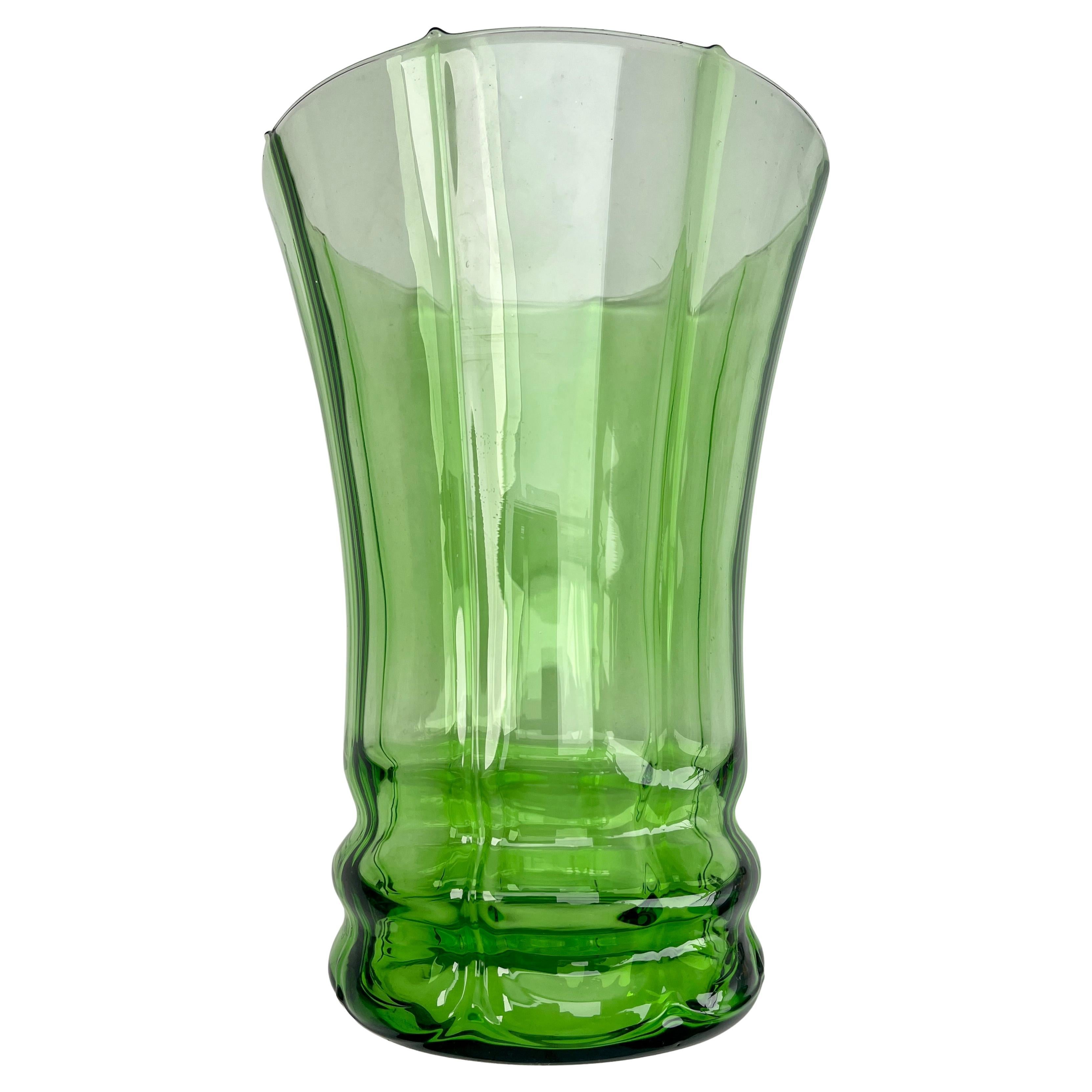 Gran jarrón de cristal de uranio verde vaselina Finales de los años 30 Art Nouveau en venta