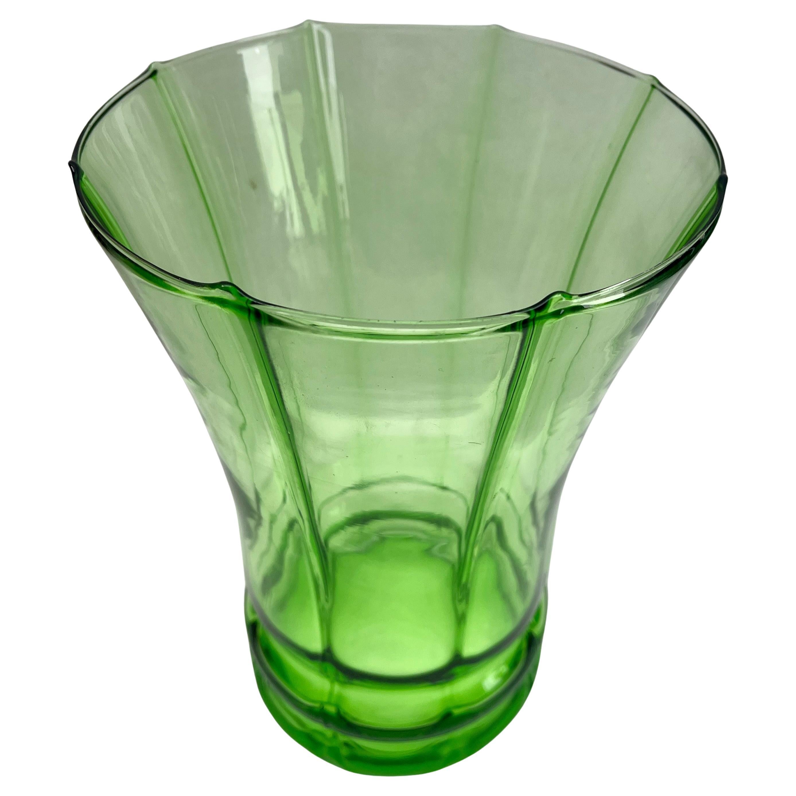 Gran jarrón de cristal de uranio verde vaselina Finales de los años 30 Belga en venta