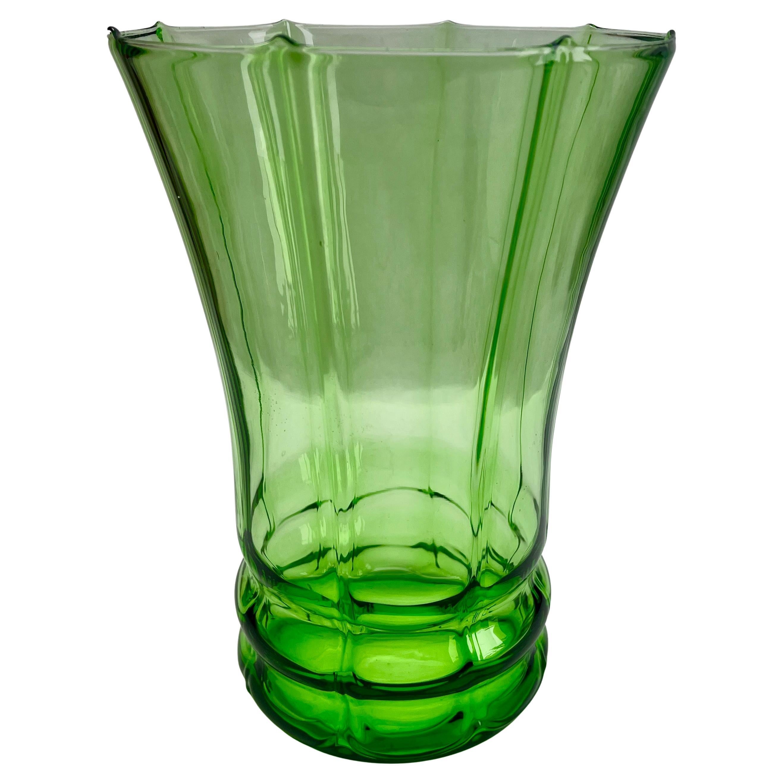 Gran jarrón de cristal de uranio verde vaselina Finales de los años 30 en Bueno estado para la venta en Verviers, BE