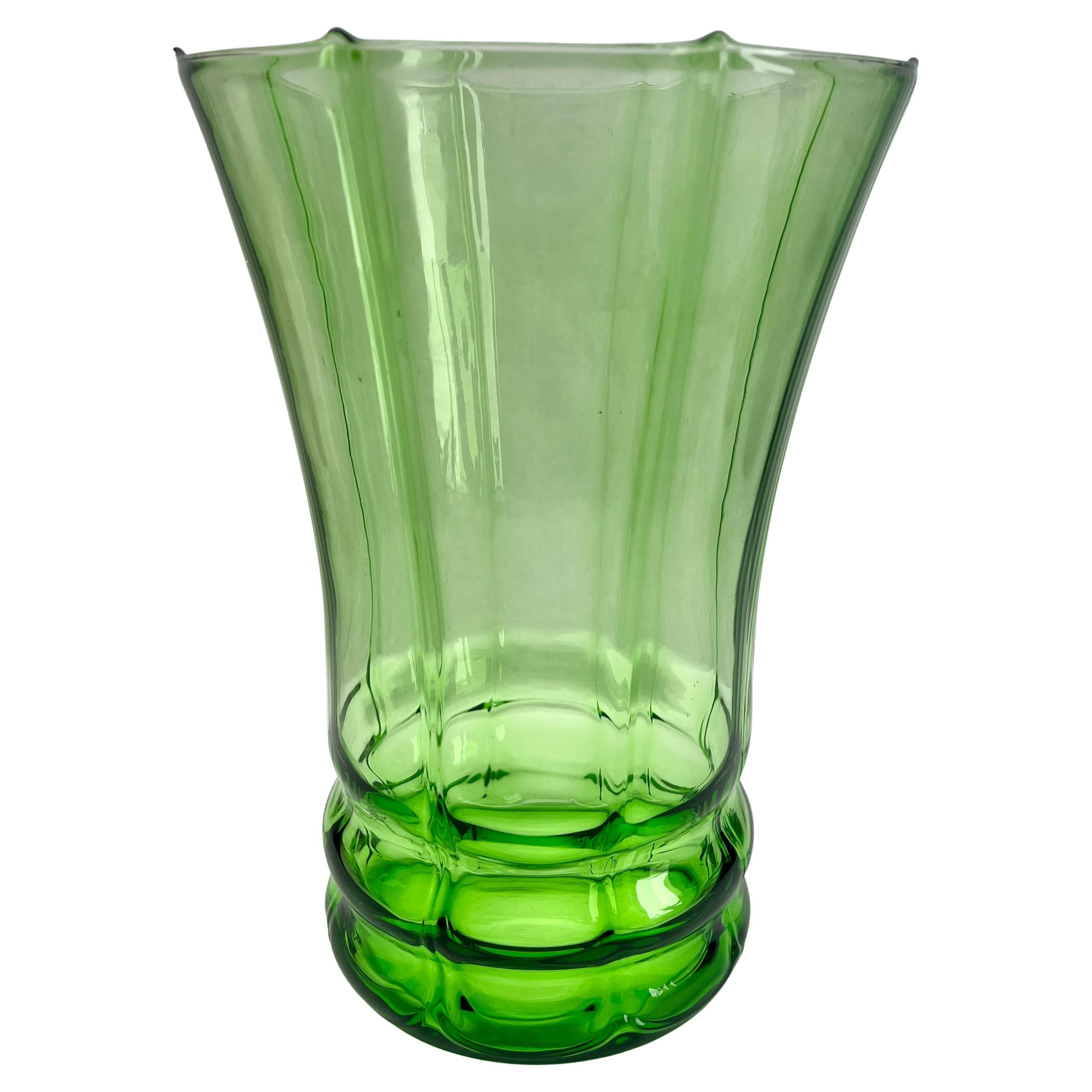 Gran jarrón de cristal de uranio verde vaselina Finales de los años 30 siglo XX en venta
