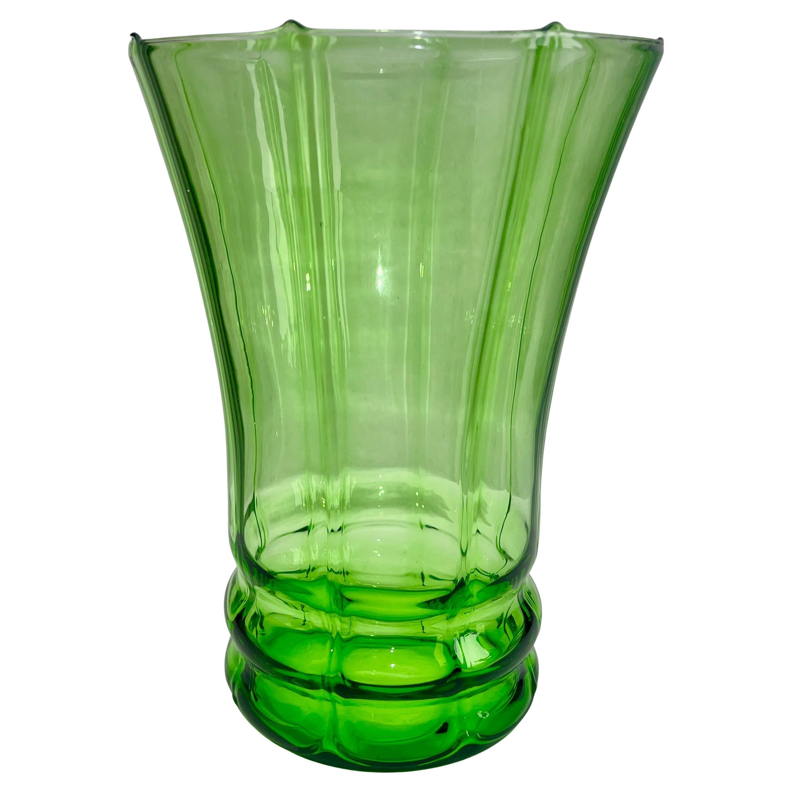 Gran jarrón de cristal de uranio verde vaselina Finales de los años 30 en venta 1