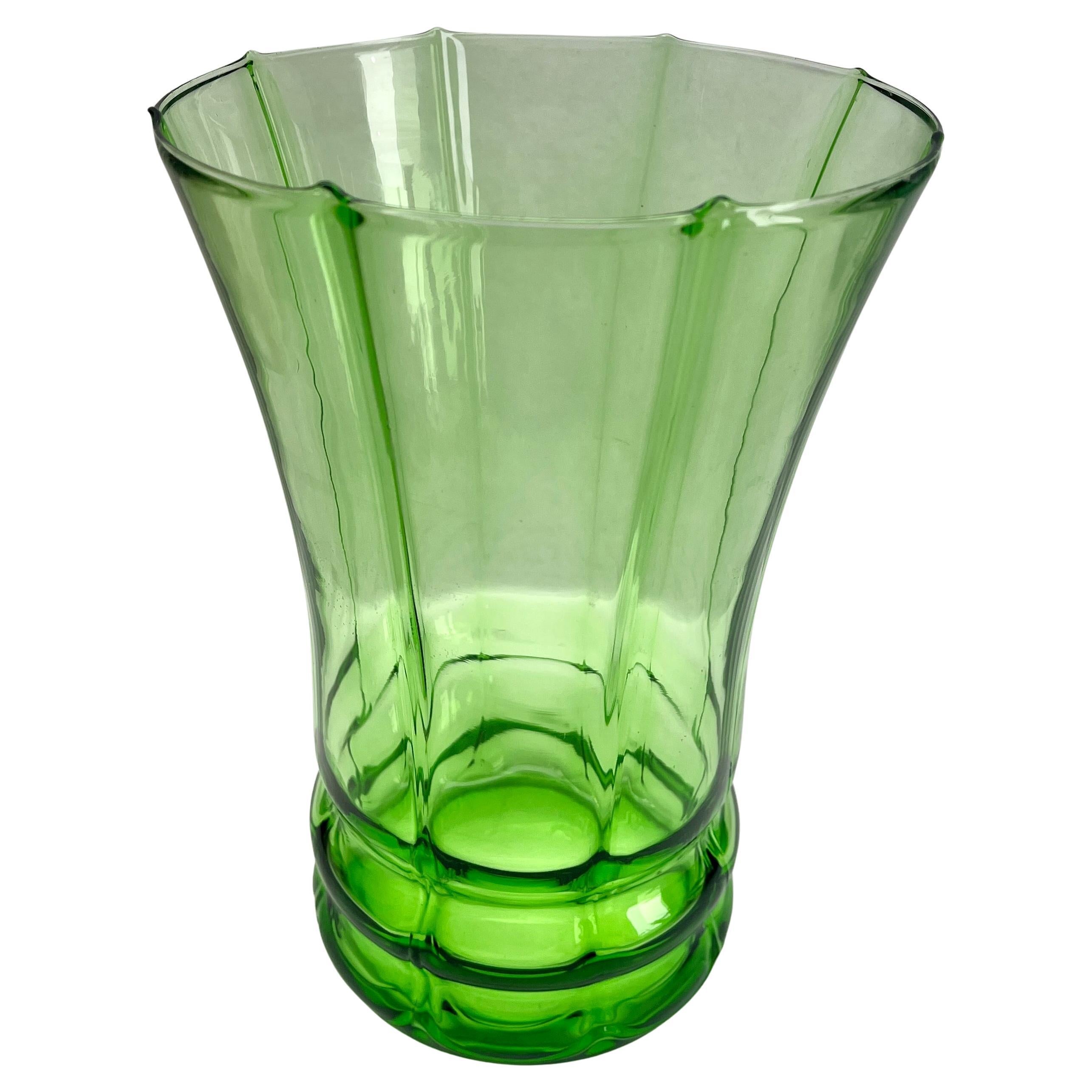 Gran jarrón de cristal de uranio verde vaselina Finales de los años 30