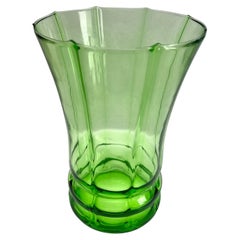Gran jarrón de cristal de uranio verde vaselina Finales de los años 30