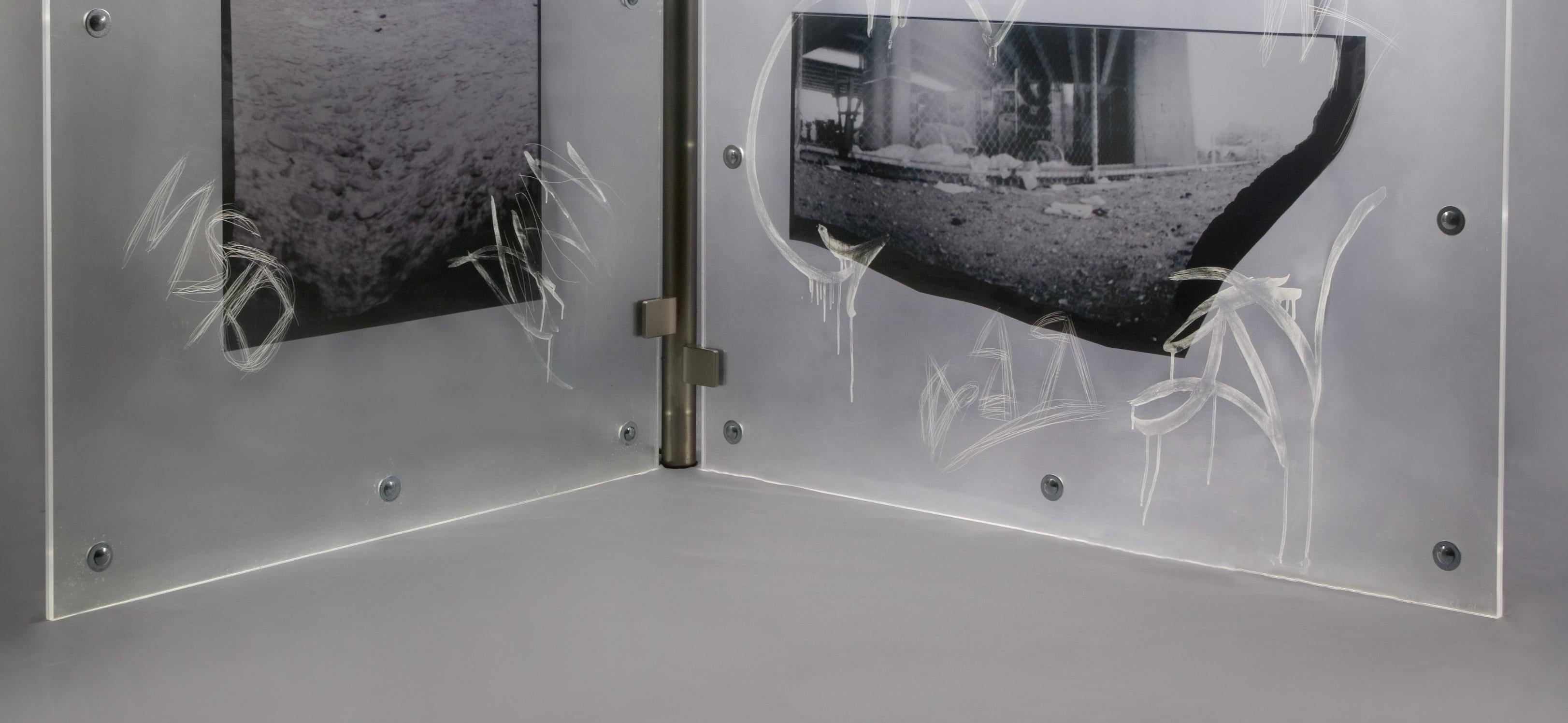 Gran Escultura de Arte Industrial Urbano con Foto Transparencia y Lucite 
