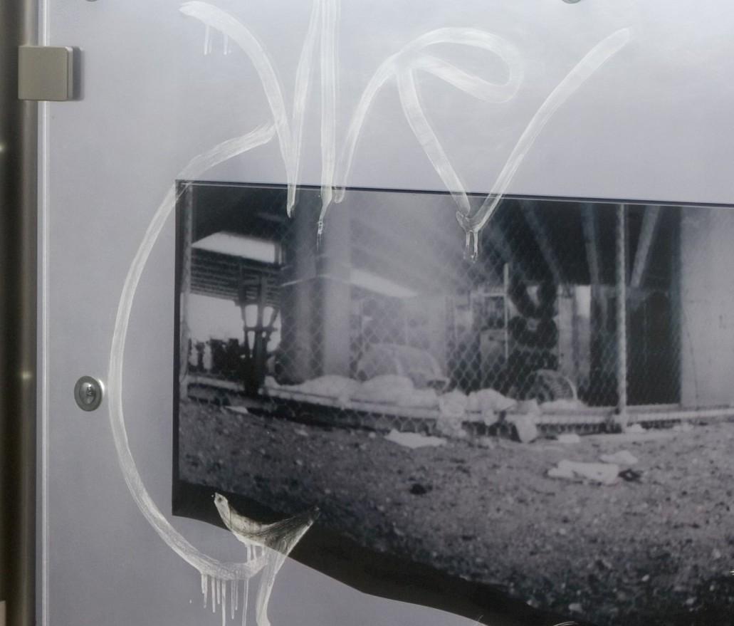 Acier Grande sculpture d'art urbain avec transparence des photos et Lucite « Triptyque 2 » en vente