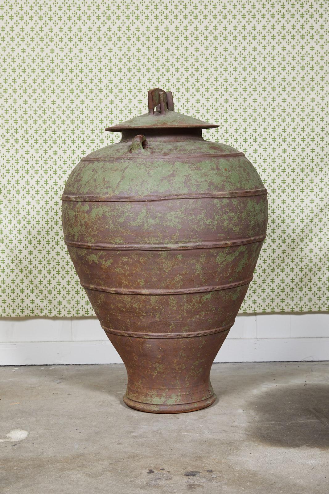 Grande vaso di argilla a forma di urna con coperchio, timbrato In condizioni buone in vendita a Atlanta, GA