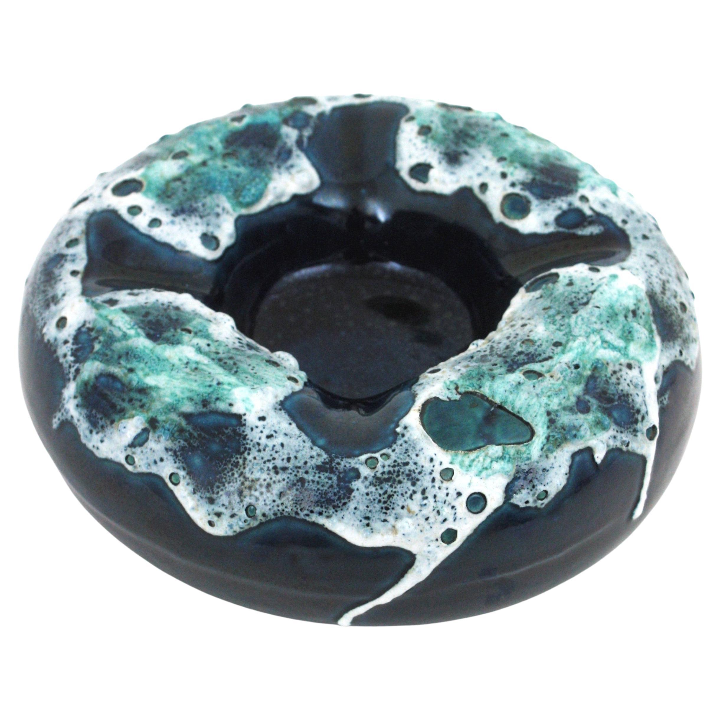 Cenicero / cuenco Vallauris francés de mediados de siglo, Cerámica esmaltada
Precioso cenicero de cerámica esmaltada de lava gorda en tonos azul oscuro y azul suave y detalles en blanco. Fabricado por Vallauris. Francia, años 50.
Este genial
