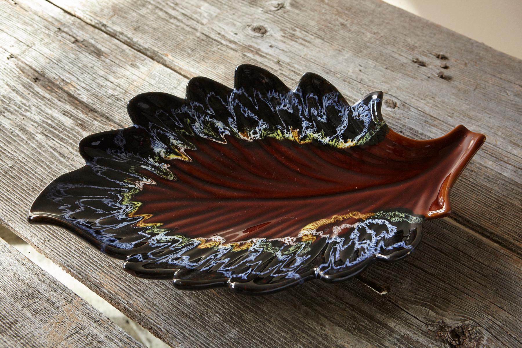 Große Vallauris Blatt Majolika-Platte, Frankreich, 1950er Jahre (20. Jahrhundert) im Angebot