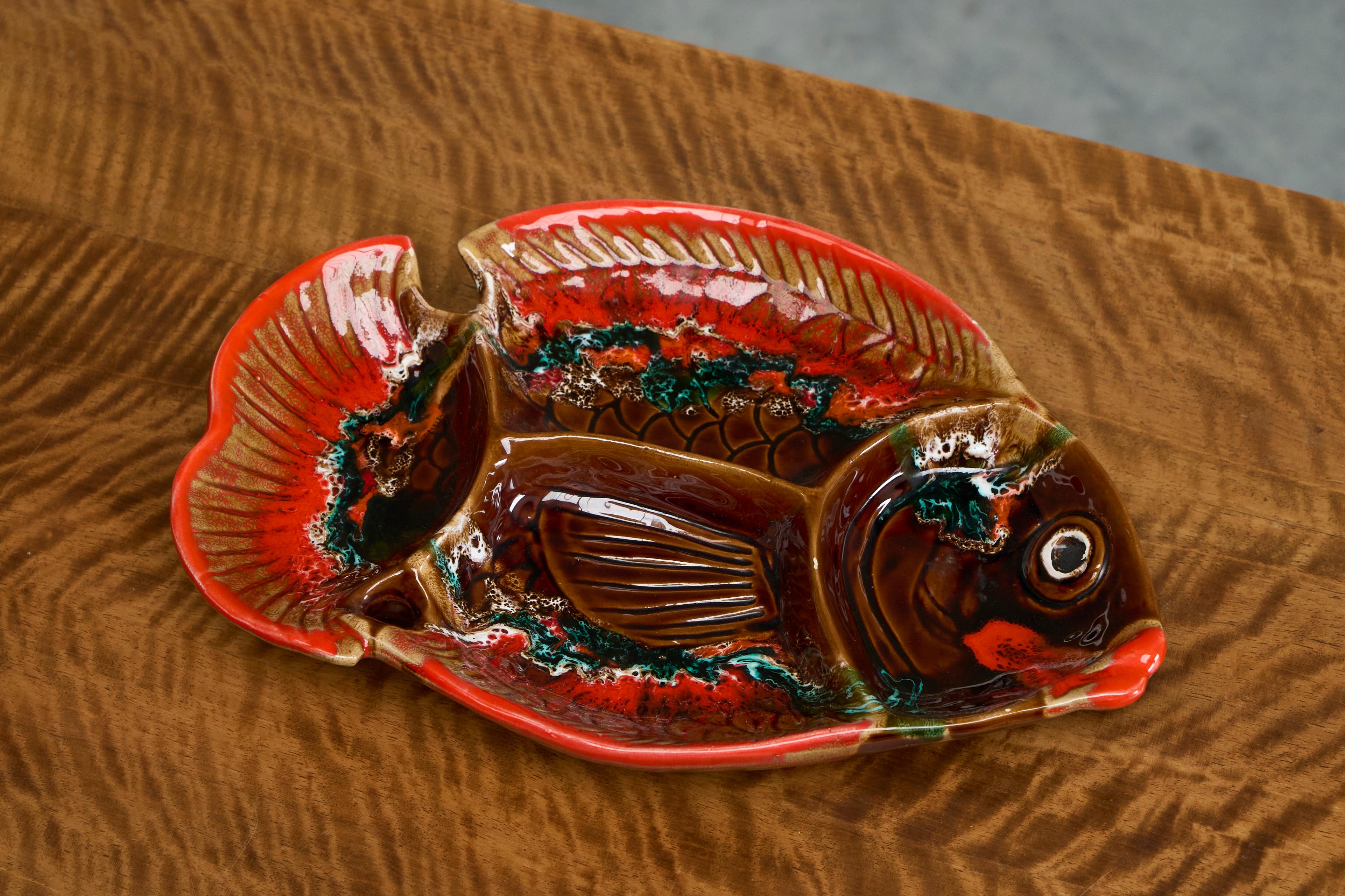 Grande ciotola da pesce in Studio Pottery di Vallauris, Francia, metà del XX secolo.

Splendida e grande ciotola a forma di pesce, realizzata nel rinomato villaggio di ceramiche di Vallauris, nel sud della Francia. Ottima forma, aspetto e colori