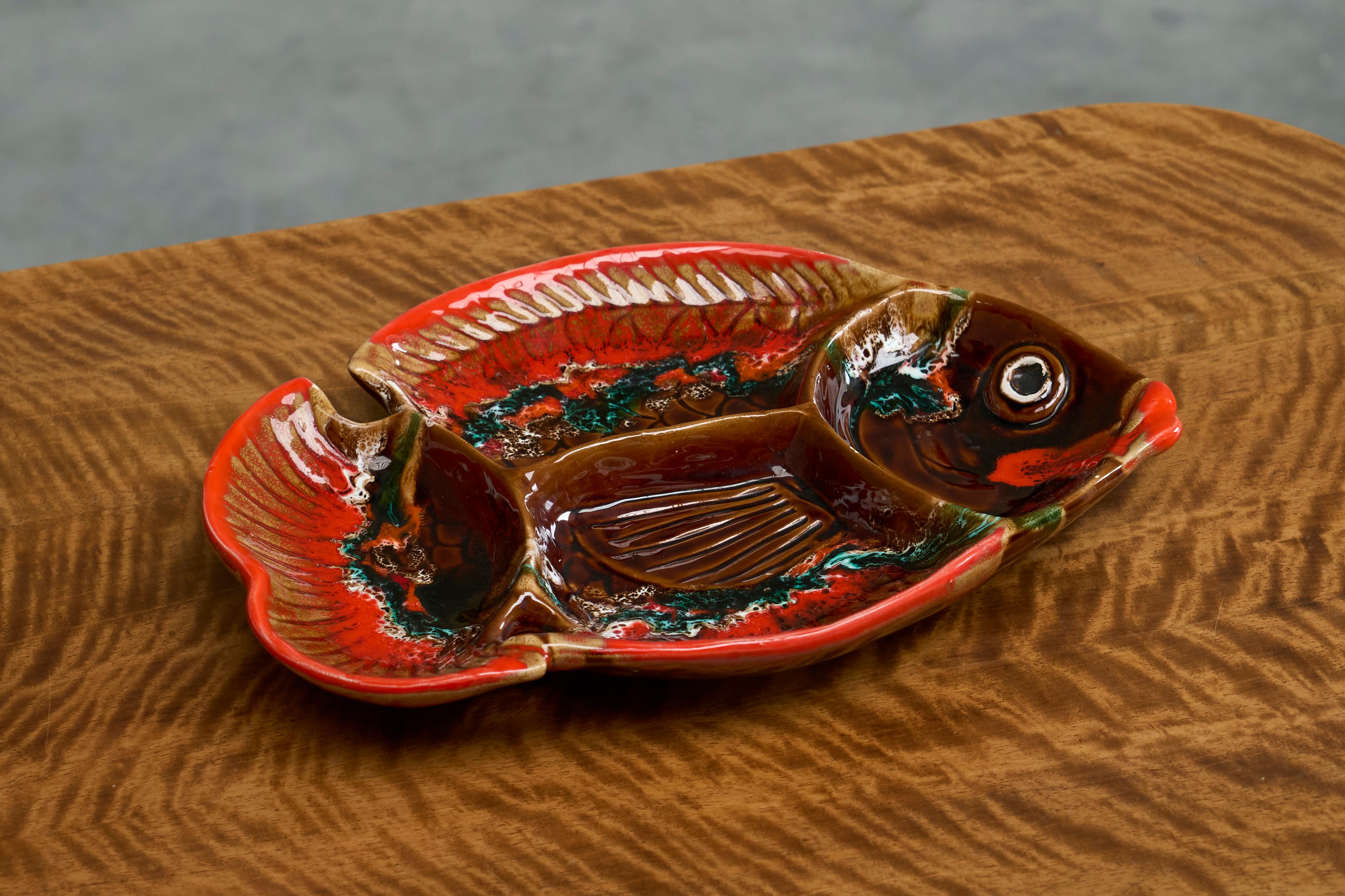 Fatto a mano Grande ciotola da pesce in Studio Pottery di Vallauris Francia, metà del XX secolo in vendita