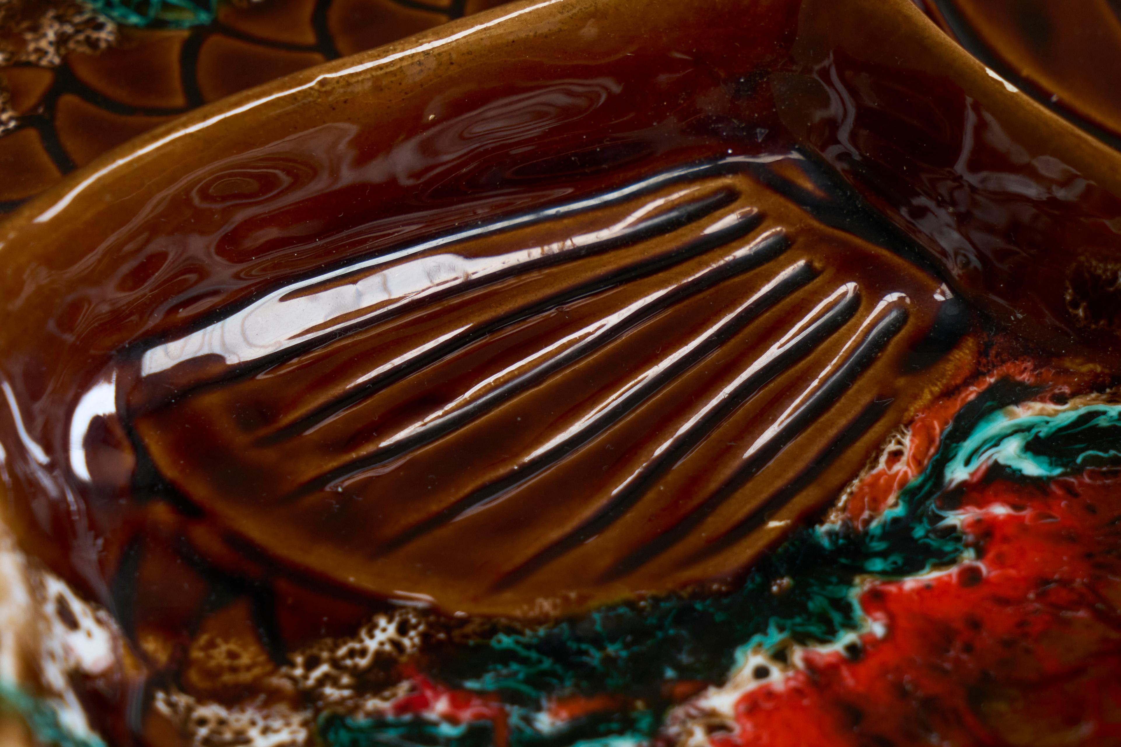 Grande ciotola da pesce in Studio Pottery di Vallauris Francia, metà del XX secolo In condizioni buone in vendita a Meer, VAN