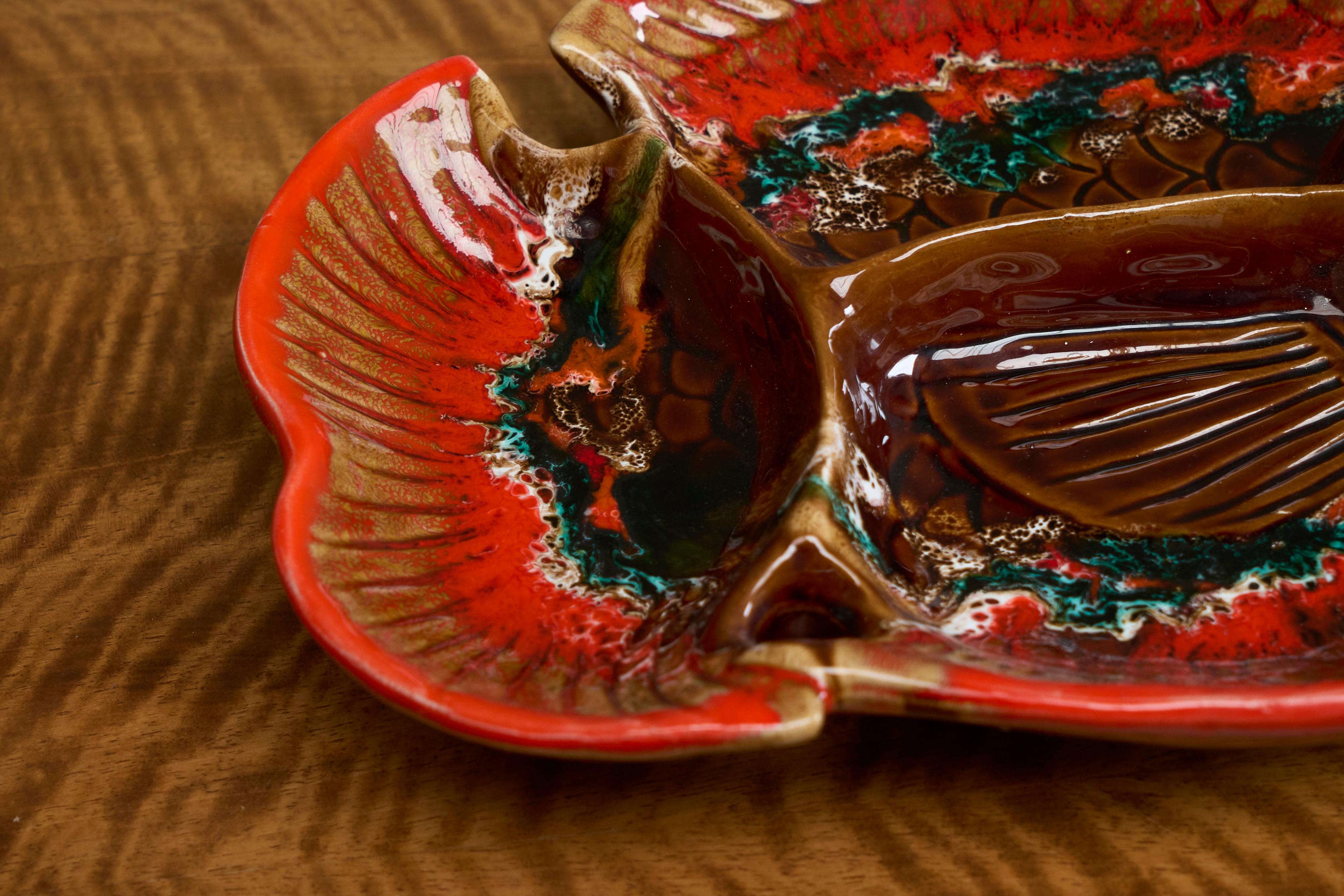 Terracotta Grande ciotola da pesce in Studio Pottery di Vallauris Francia, metà del XX secolo in vendita