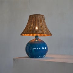 Große Vallauris Studio-Keramik-Tischlampe mit Rattanschirm, 1970er Jahre