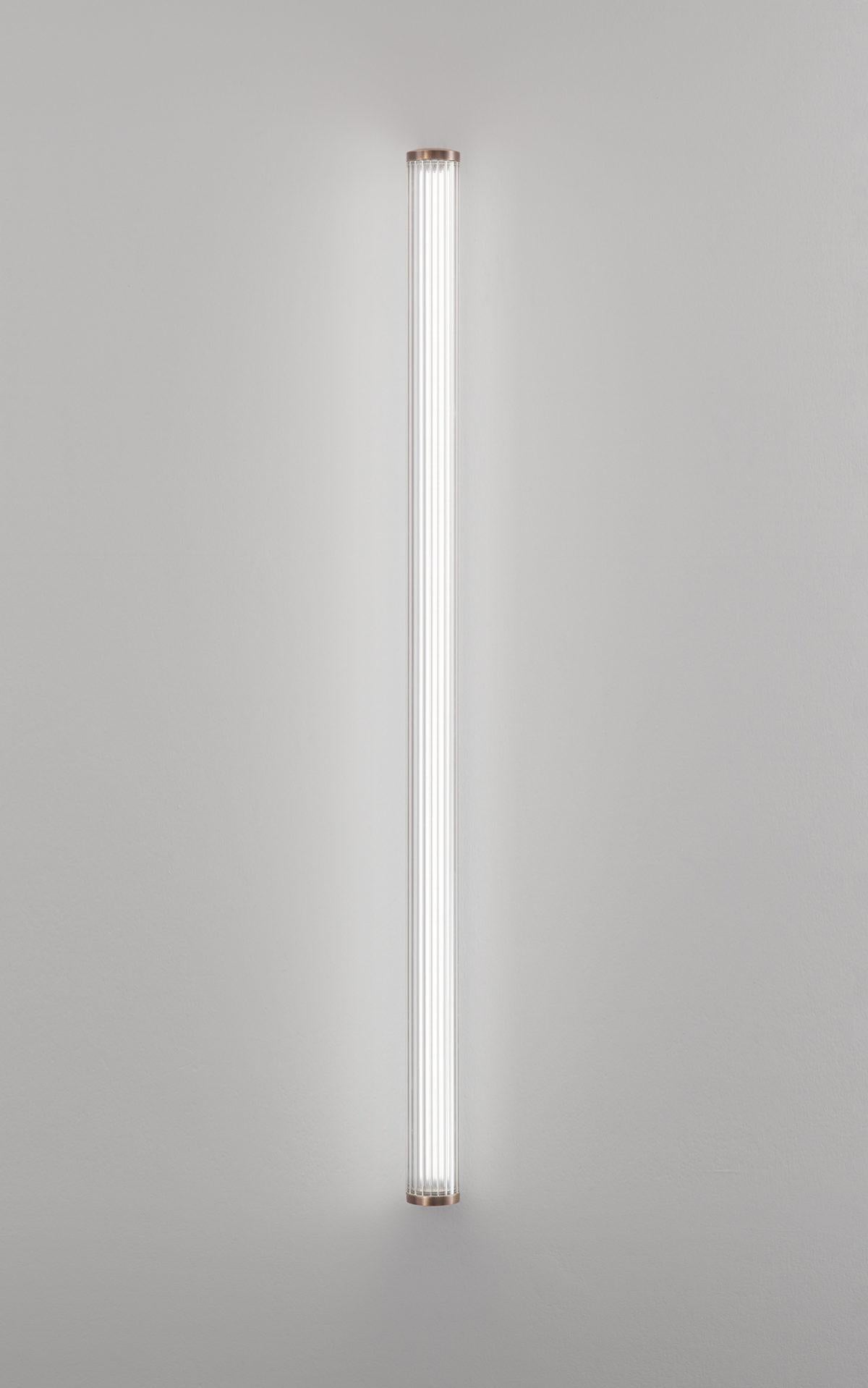 Aplique grande de tocador chapado en bronce, rotación libre de 360°, de Aggiolight
Dimensiones: P 8,2 x An 7 x Al 120 cm. 
Materiales: Metal chapado en bronce antiguo, vidrio soplado.

Disponible en otros acabados metálicos. Póngase en contacto con