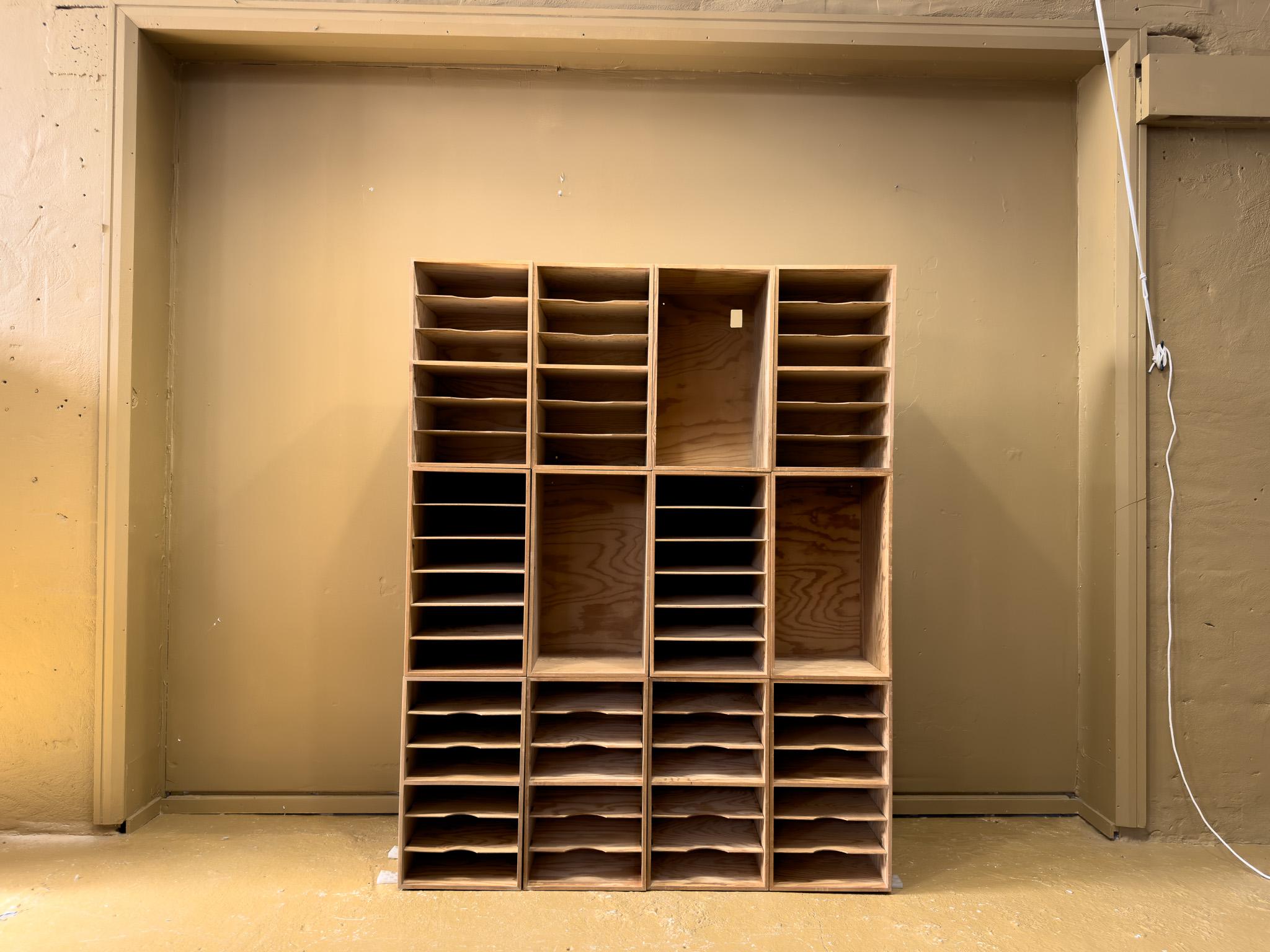 Questo versatile set di scaffali modulari danesi degli anni '70 è una soluzione di archiviazione pratica ed elegante, pensata per soddisfare diverse esigenze organizzative. Realizzate in resistente legno di pino, le scaffalature presentano una serie