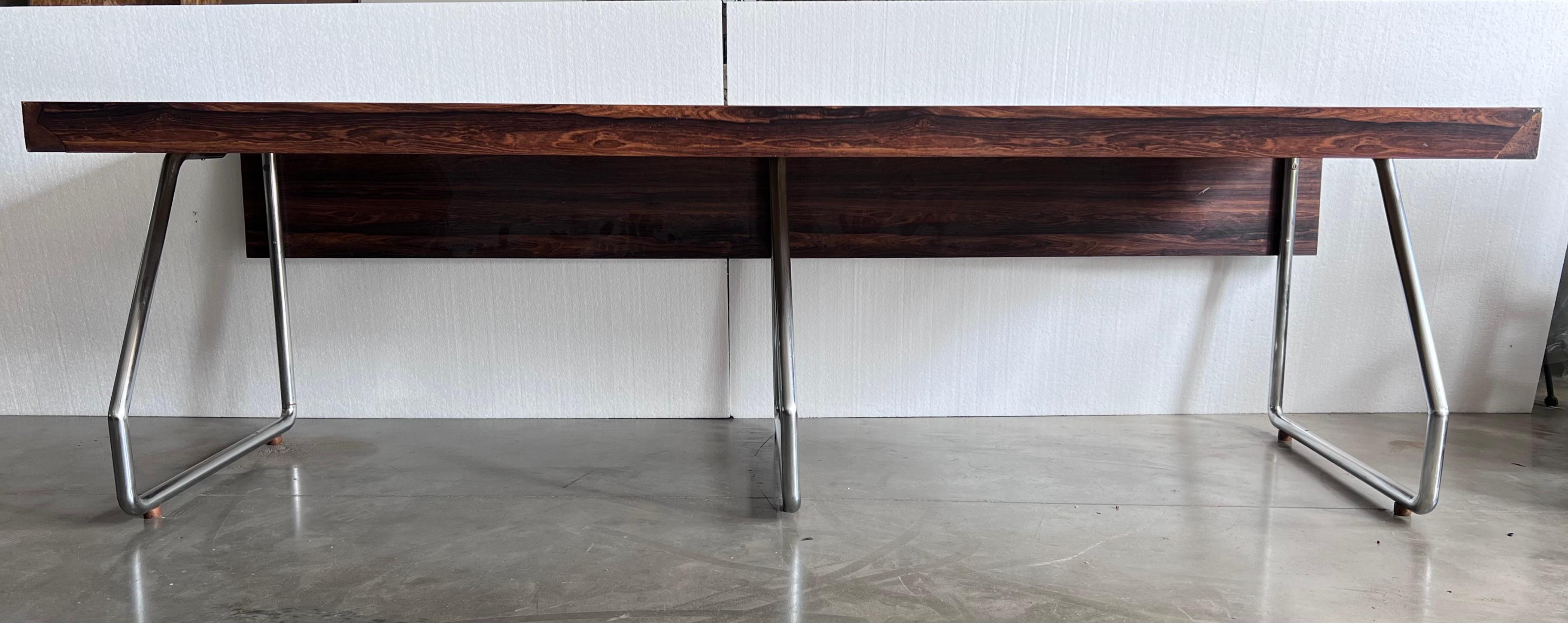 Large Varnished Wood Executive Desk, in the style of Florence Knoll In Good Condition For Sale In Miami, FL