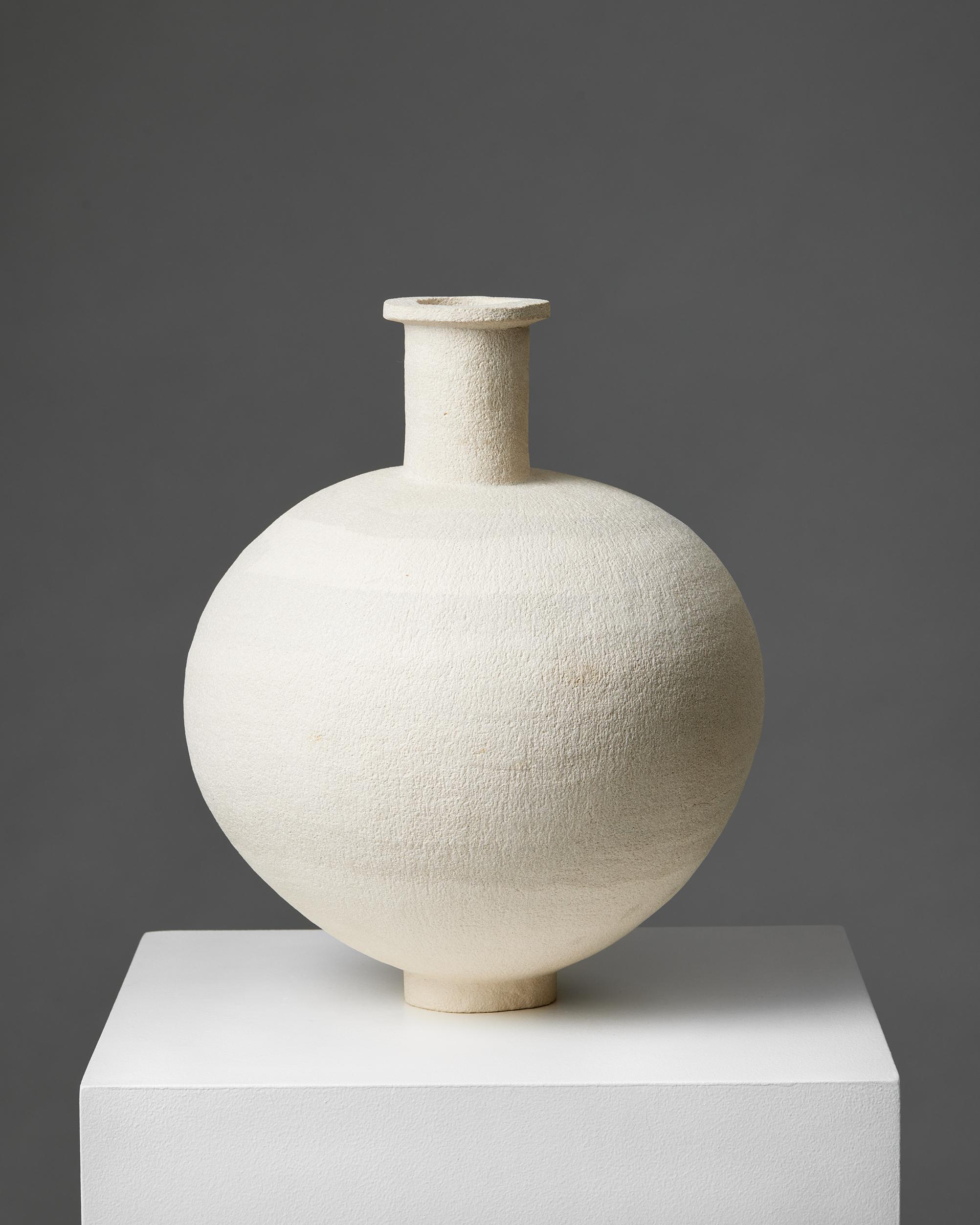 Vase, anonyme, Suède, années 1950
Signé.

Grès.

H : 36 cm / 14''
Diamètre : 26 cm / 10 1/4''.