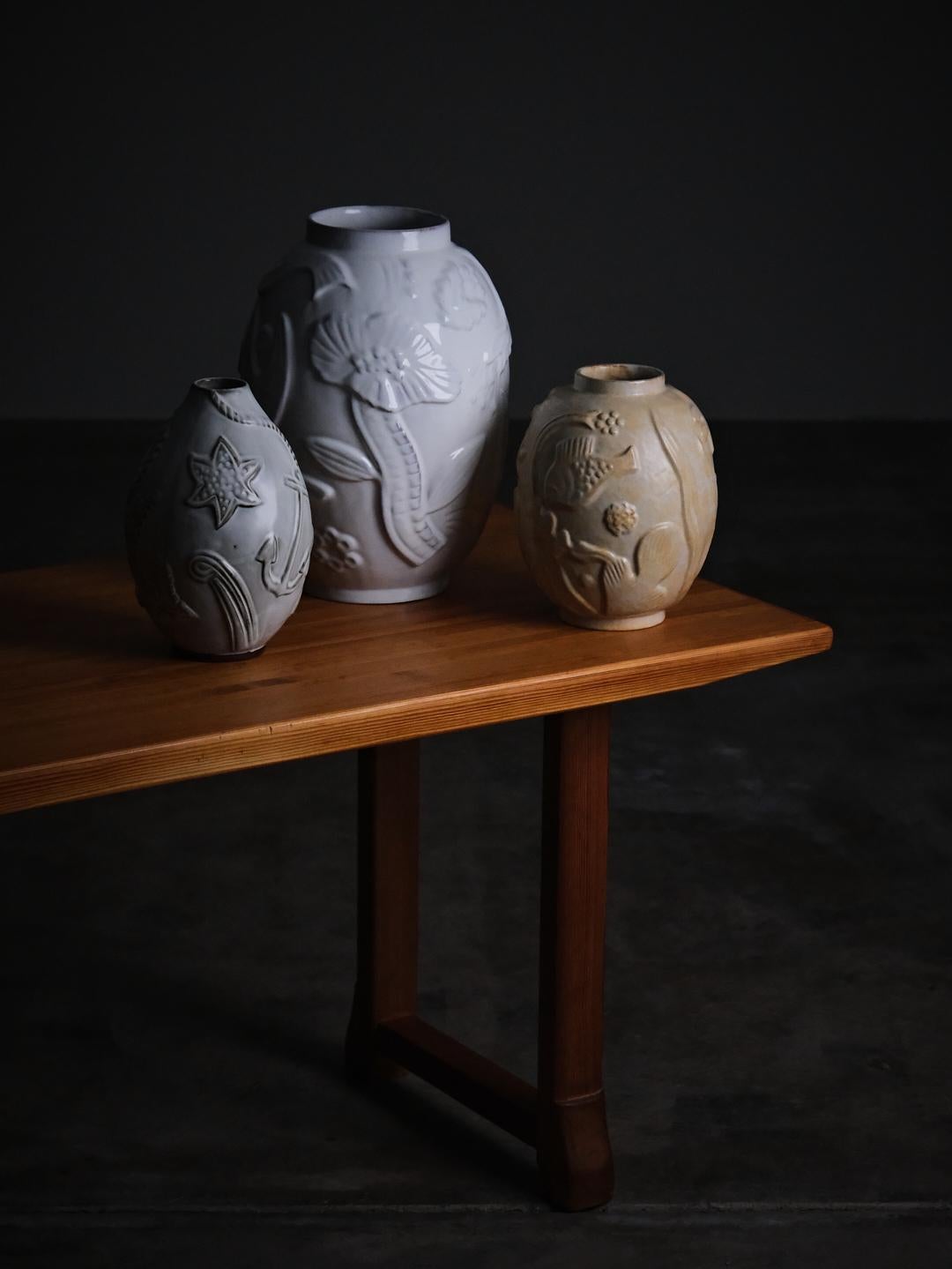 Bellissimo vaso in terracotta disegnato da Anna-Lisa Thomson per Upsala Ekeby, Svezia, negli anni '40. 

Di buone dimensioni e di forma insolita con motivo di paesaggio marino. Smalto bianco.