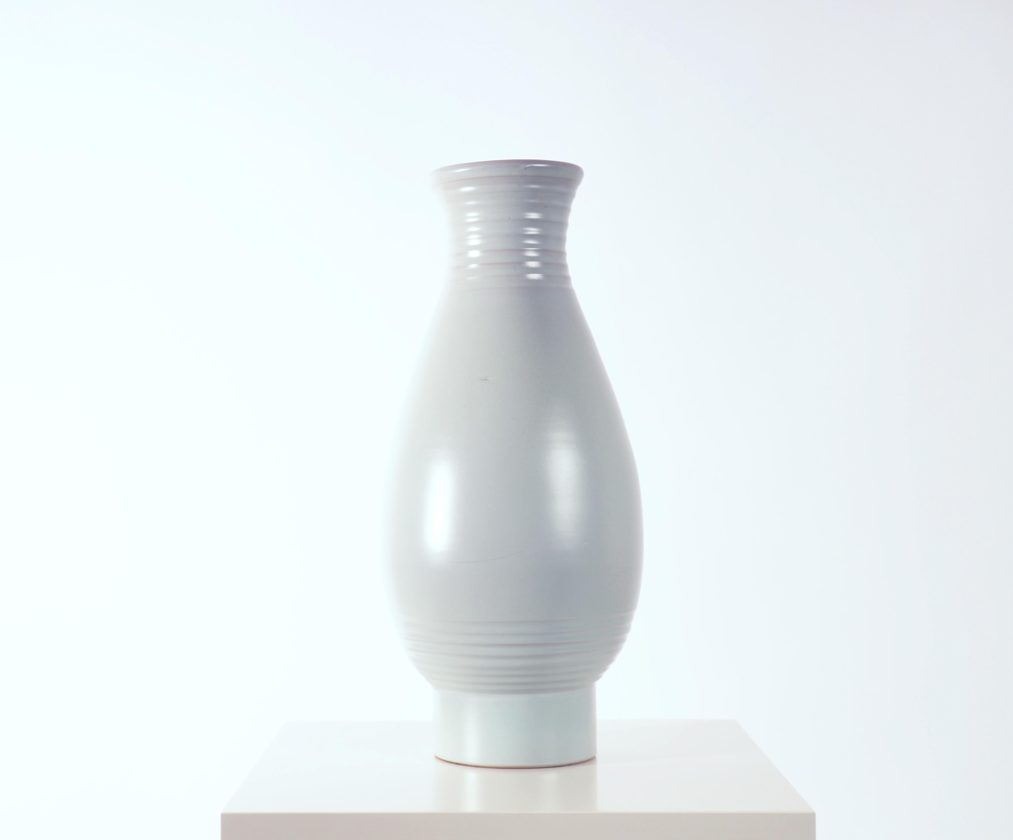 Vase de sol bleu pâle conçu par Ewald Dahlskog. Il a commencé sa production à la BIGLI pour la grande exposition de Stockholm en 1930 et a été l'un des pionniers du style moderniste dans la céramique suédoise. 

Livraison gratuite dans le monde