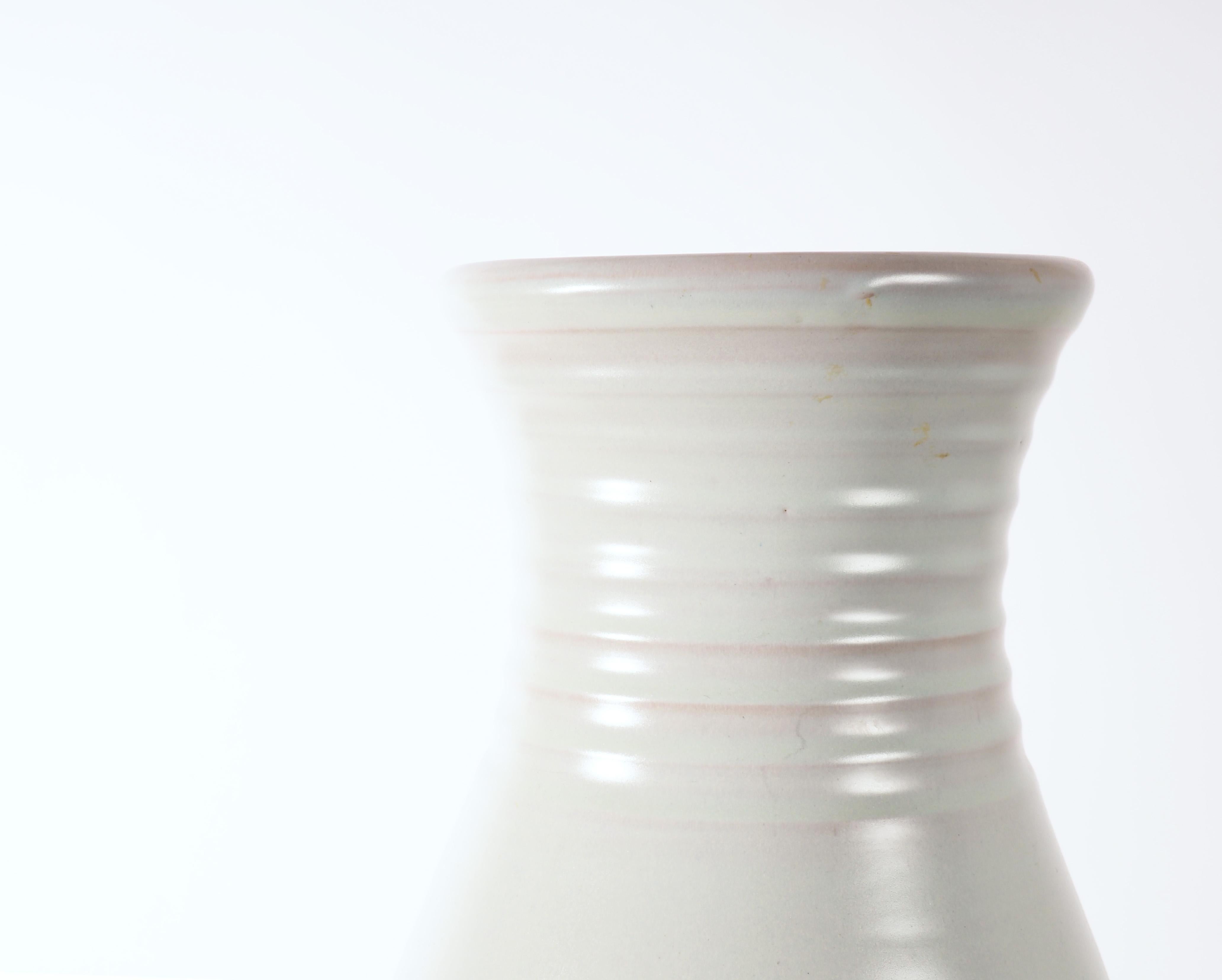 Scandinave moderne Grand vase d'Ewald Dahlskog, produit par Bo Fajans, Suède en vente