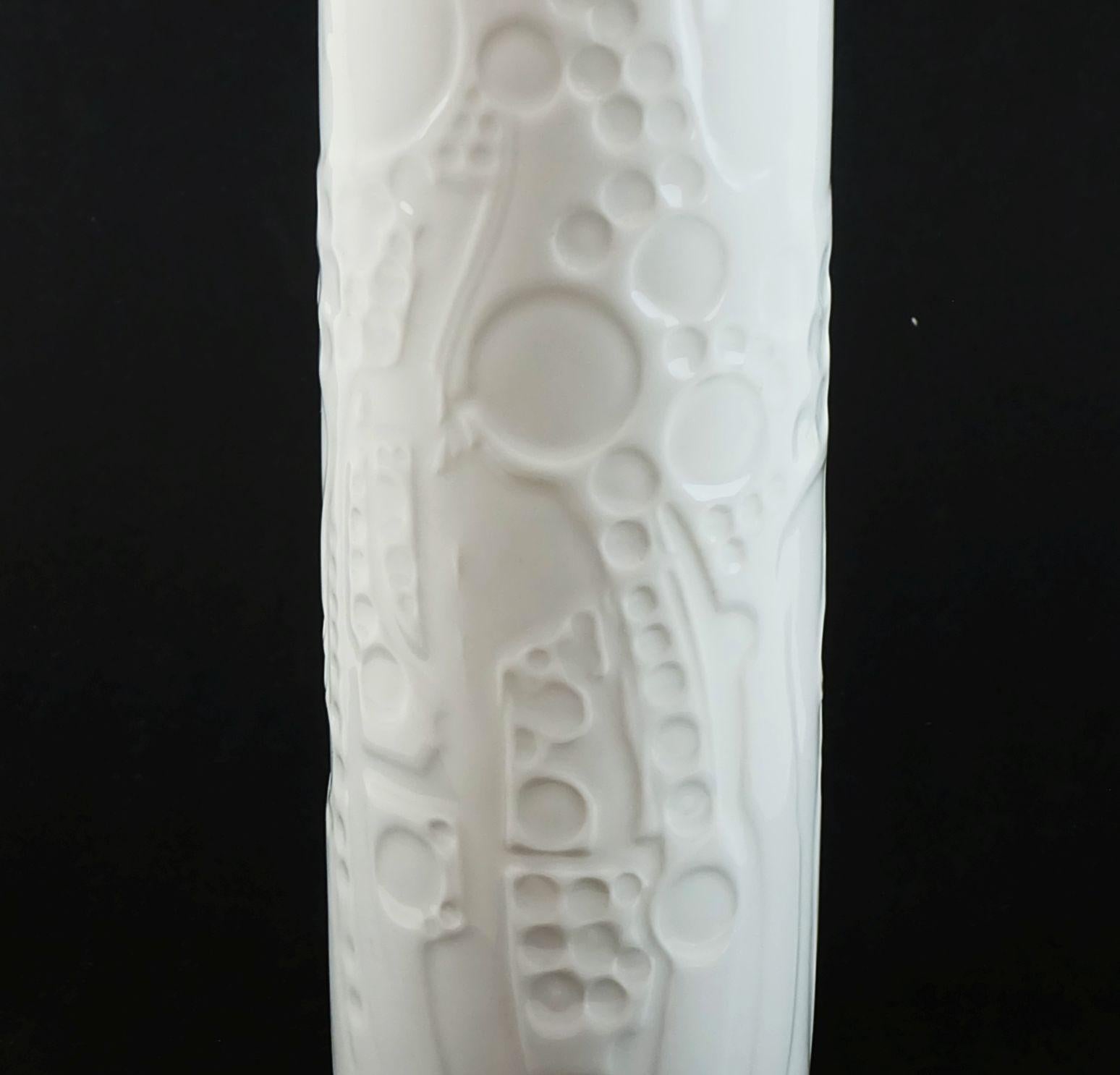 Sehr schöne große Porzellanvase von Gerold-Porzellan Bavaria aus den 1960er bis 1970er Jahren. Modellnummer 7840/2 mit glänzender Oberfläche und phantasievollem abstraktem Reliefdekor. 

Abmessungen in cm:
Höhe 26,3 cm, Durchmesser 10