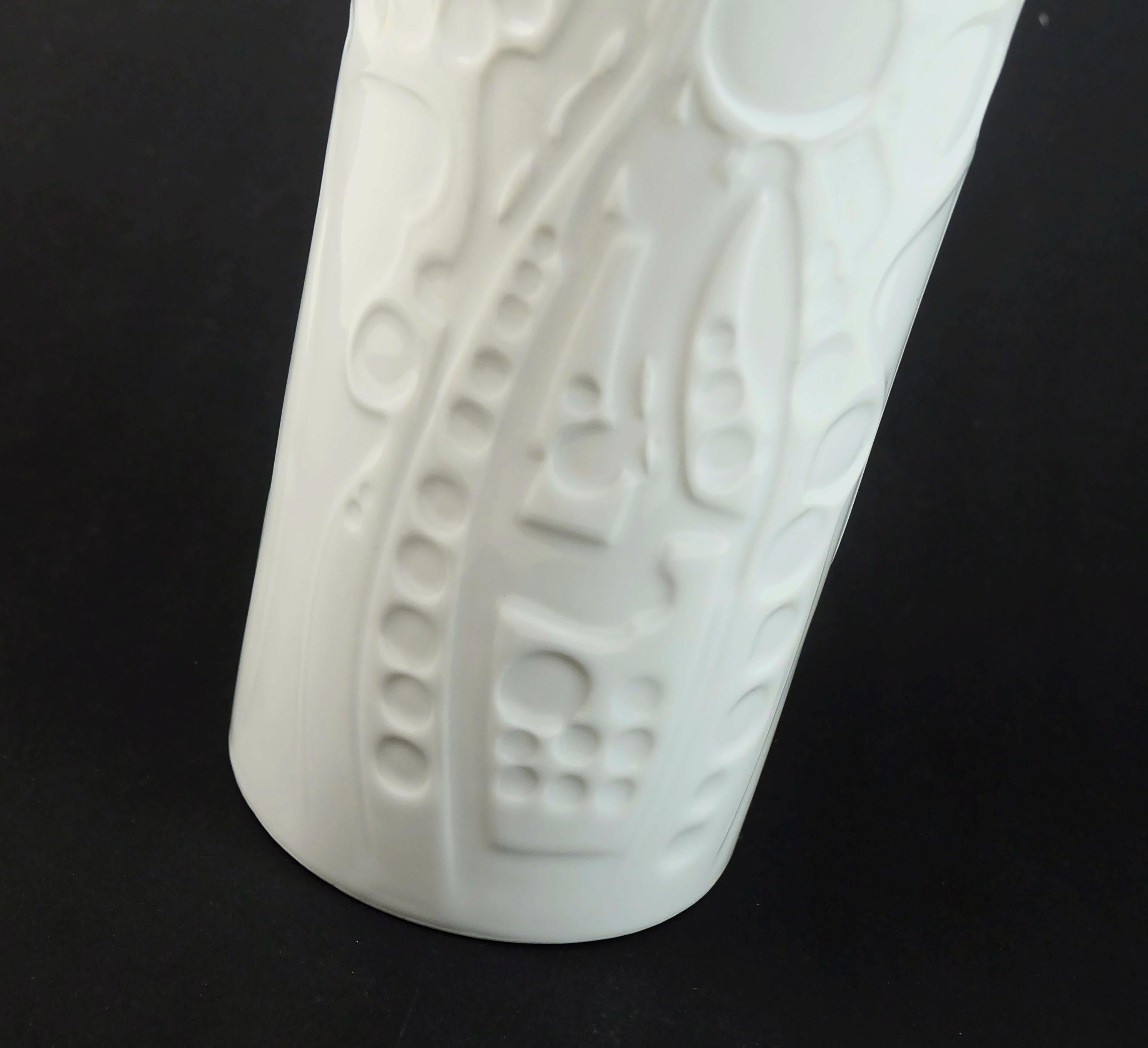 große vase von gerold-porzellan bayern abstraktes relief-dekor 1960er/1970er op art (Mitte des 20. Jahrhunderts) im Angebot