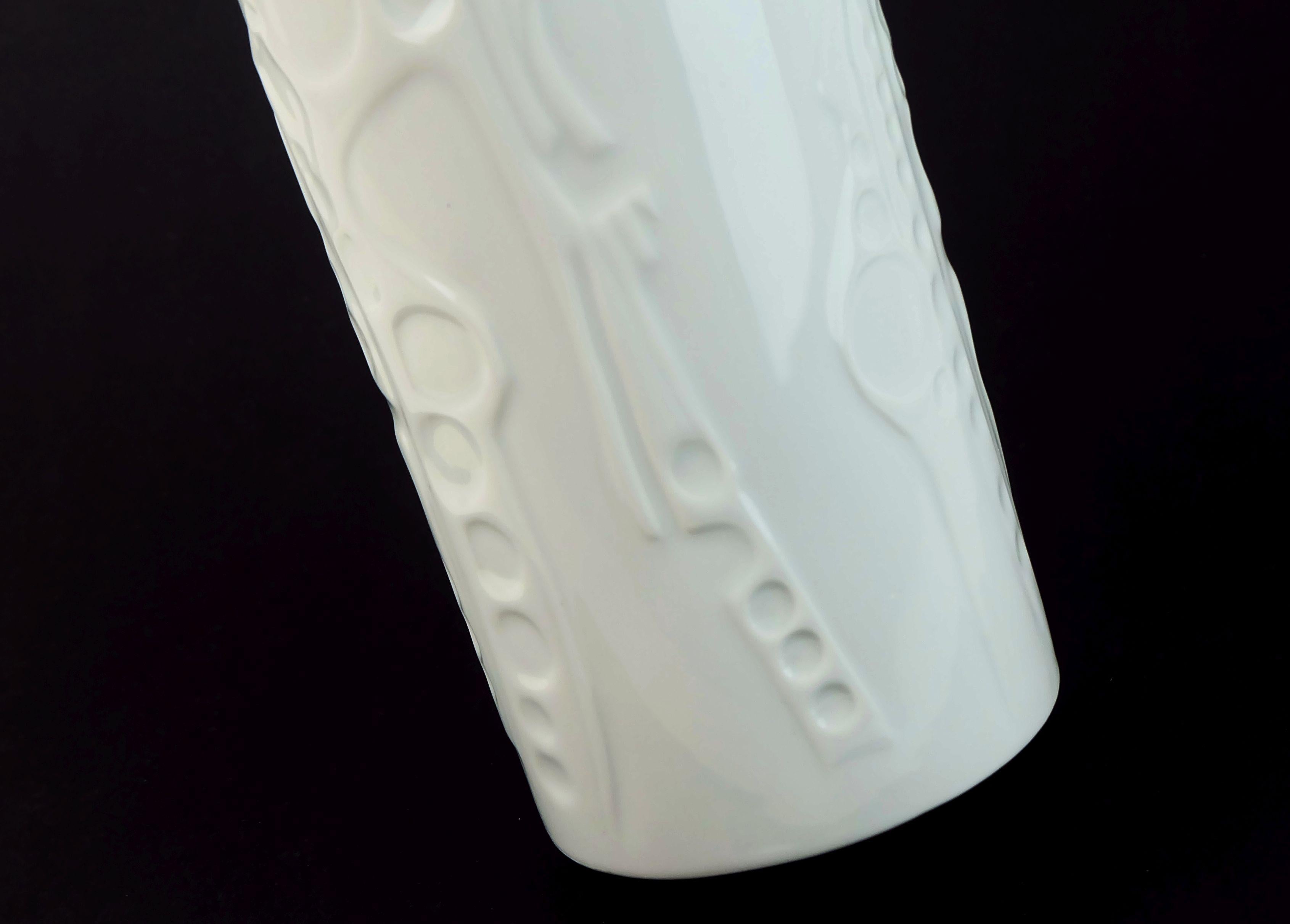 große vase von gerold-porzellan bayern abstraktes relief-dekor 1960er/1970er op art (Porzellan) im Angebot